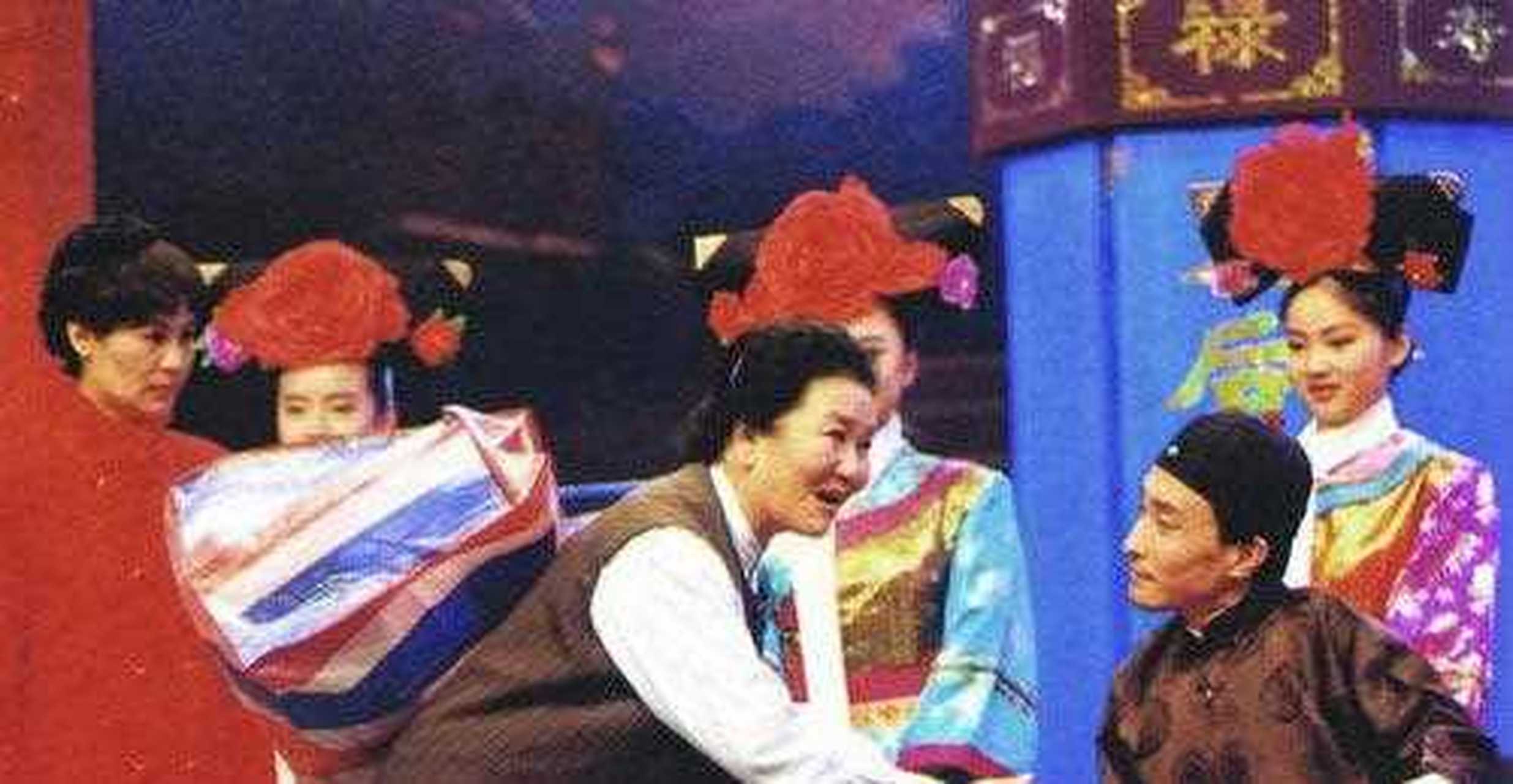 1999年春节晚会上,赵丽蓉在演小品《老将出马》,突然摔倒了,观众笑翻