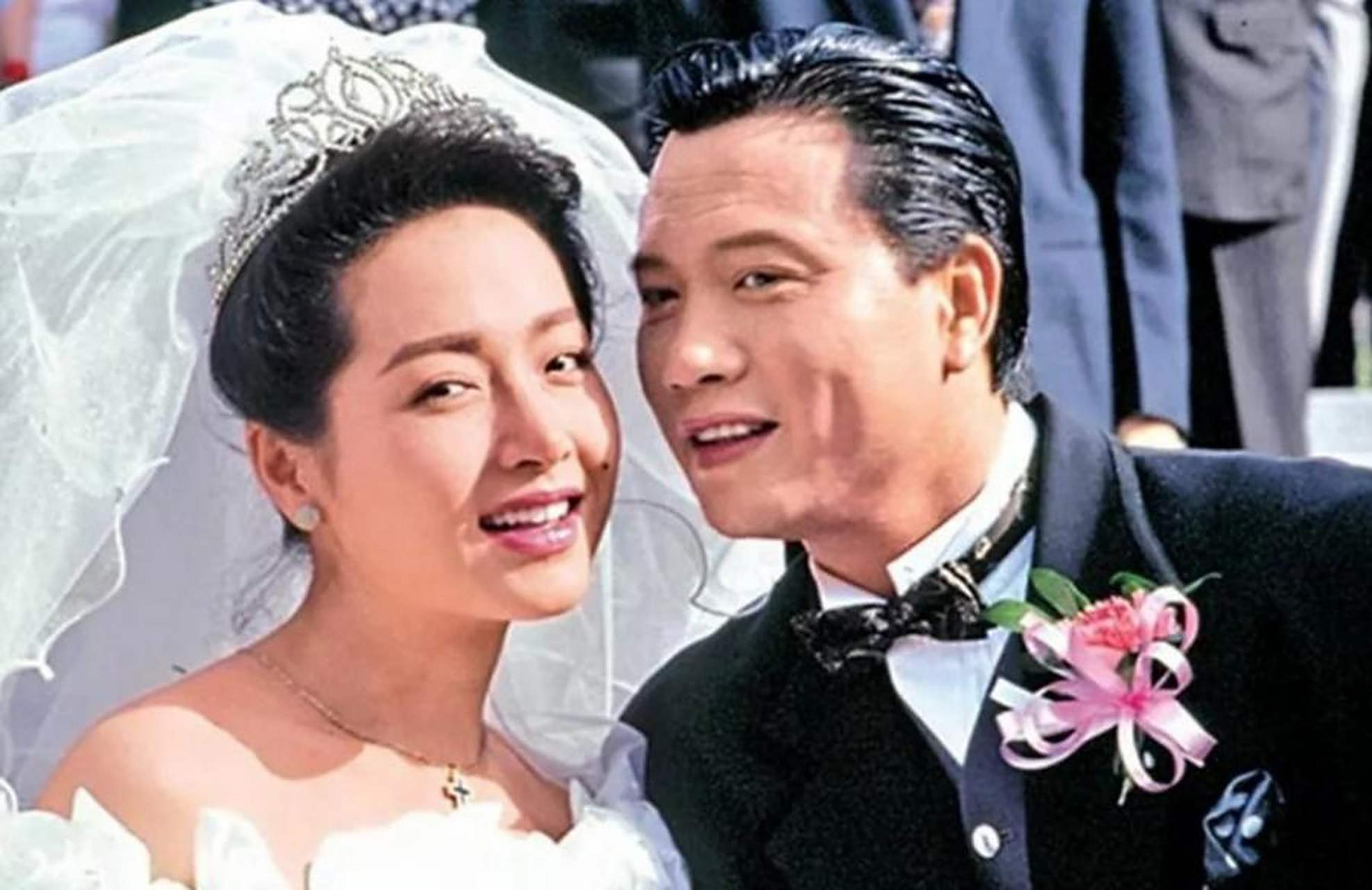 1992年,当时的香港娱乐圈焦点人物万梓良与恬妞喜结连理,一张婚礼照