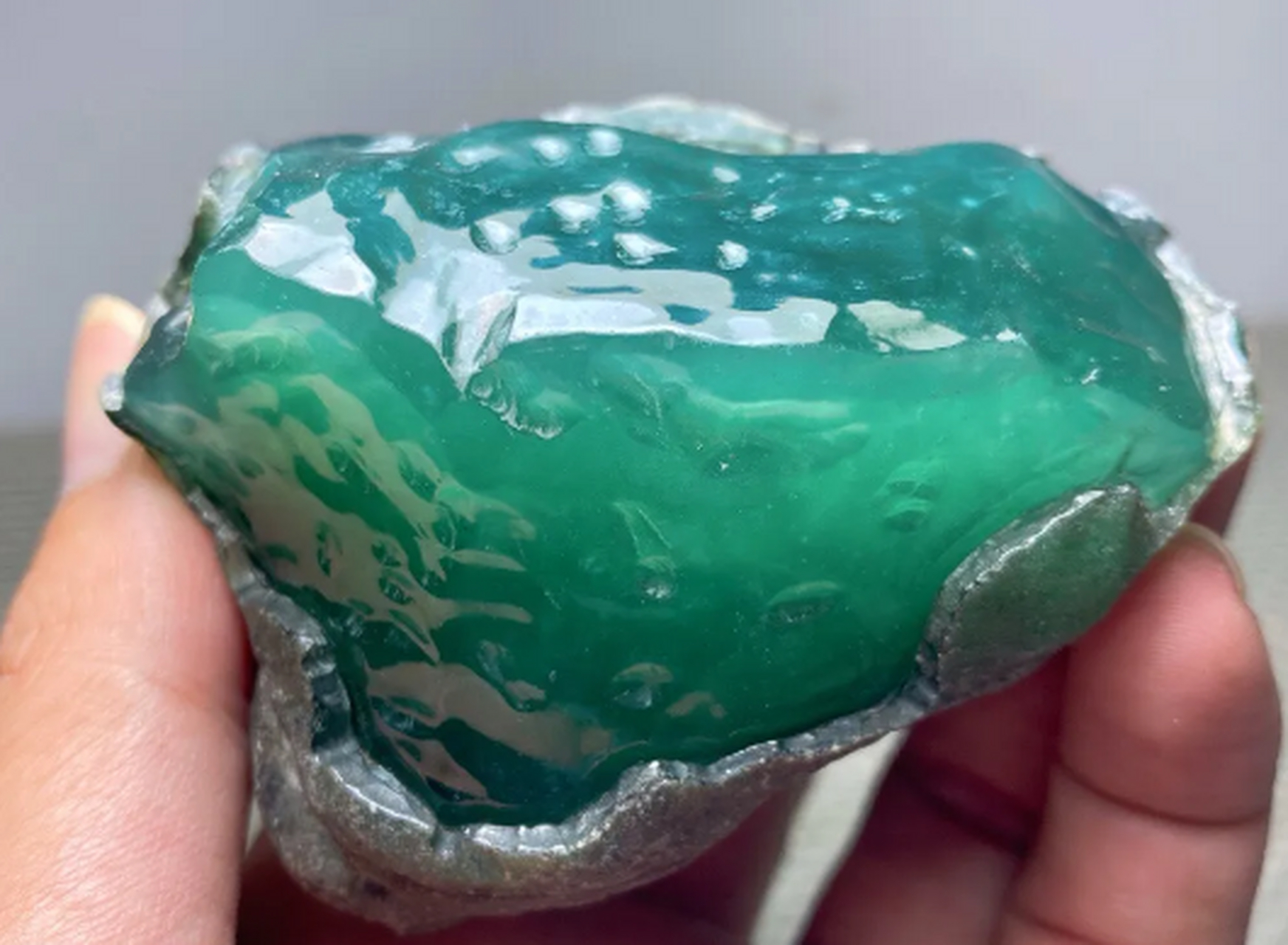 点击头像看直播##翡翠原石#  莫西沙水泥皮,295克,大窗口,高冰蓝水