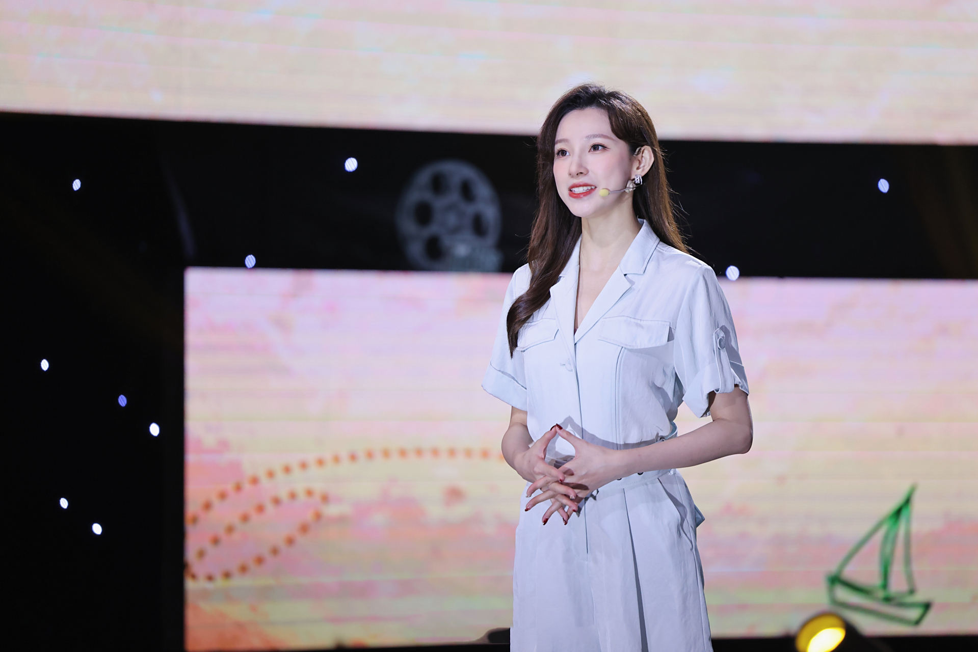 美女主持人马凡舒,身材高挑婀娜,气质优雅.