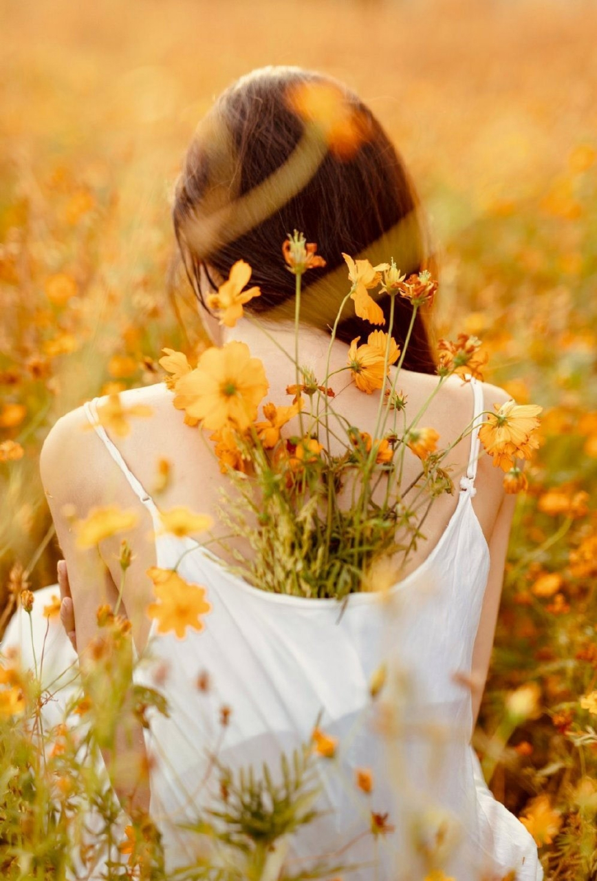 极品美女,唯美意境 一个身材高挑,长发飘飘,容貌艳丽,却始终带着一丝