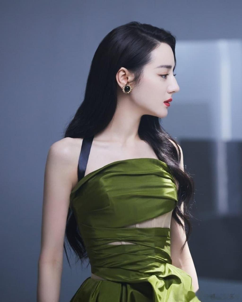 墨绿色连衣裙太好看,可盐可甜的热巴yyds!