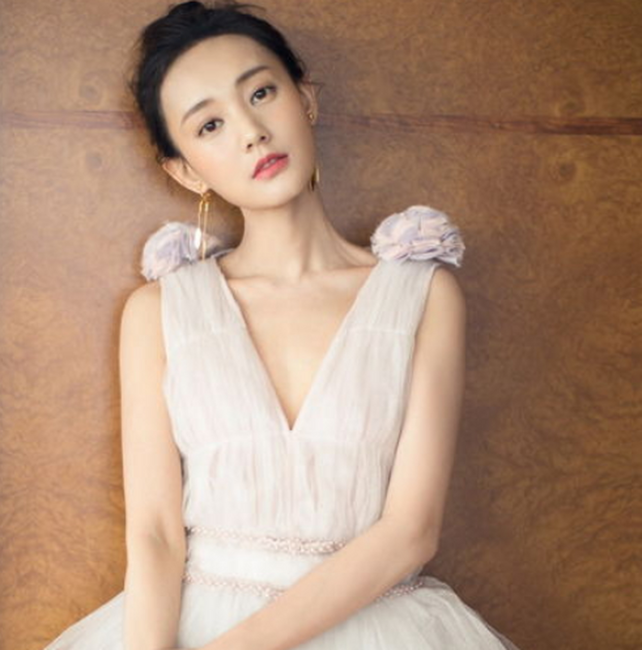 李一桐坐在飞机上,脱下了鞋子,光脚踩在座椅上的一幕引发了许多网友的