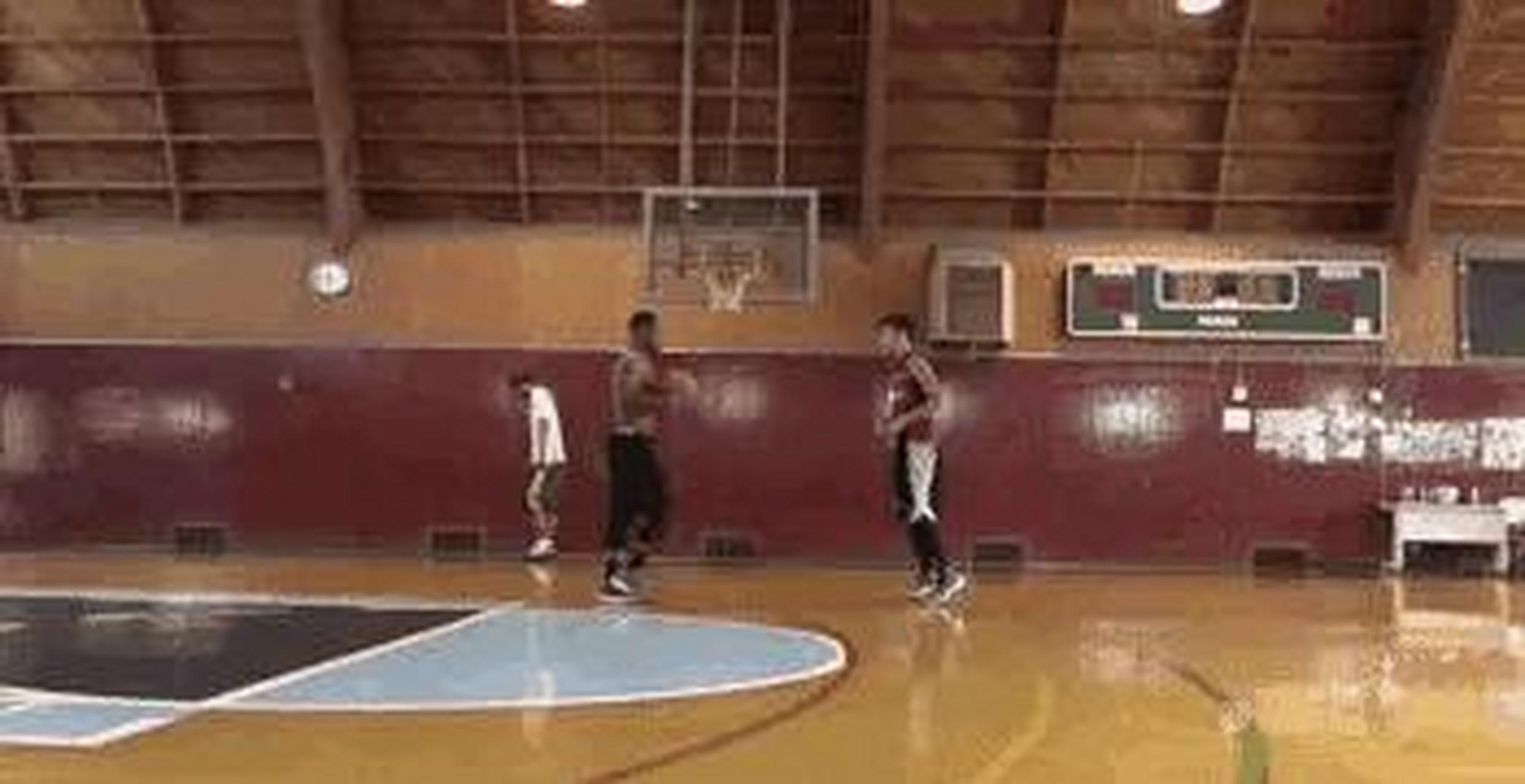 gif创作人# 号称中国第一街球王的赵强,跟美国训练师单挑,球都出擦怂