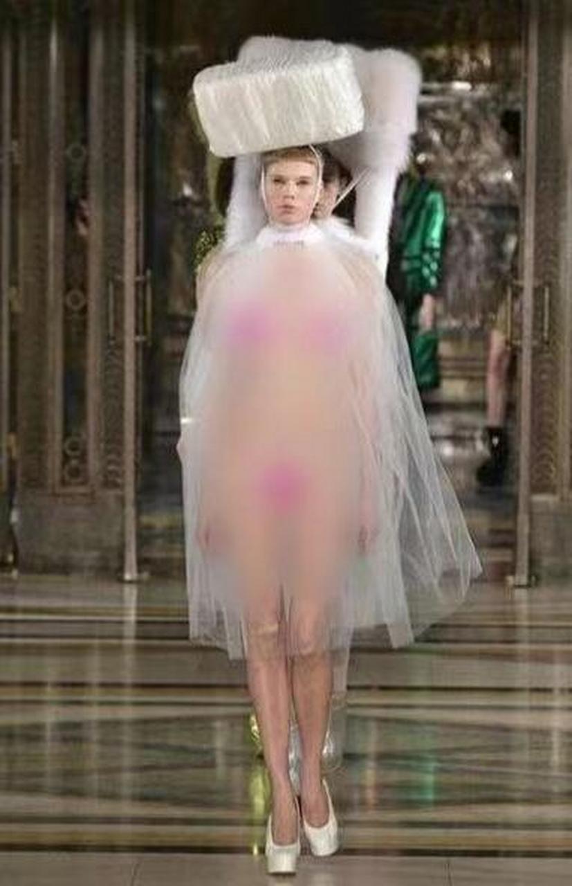 2013年,伦敦时装周上出现了一批让人惊讶的裸体模特,她们仅仅覆盖了一