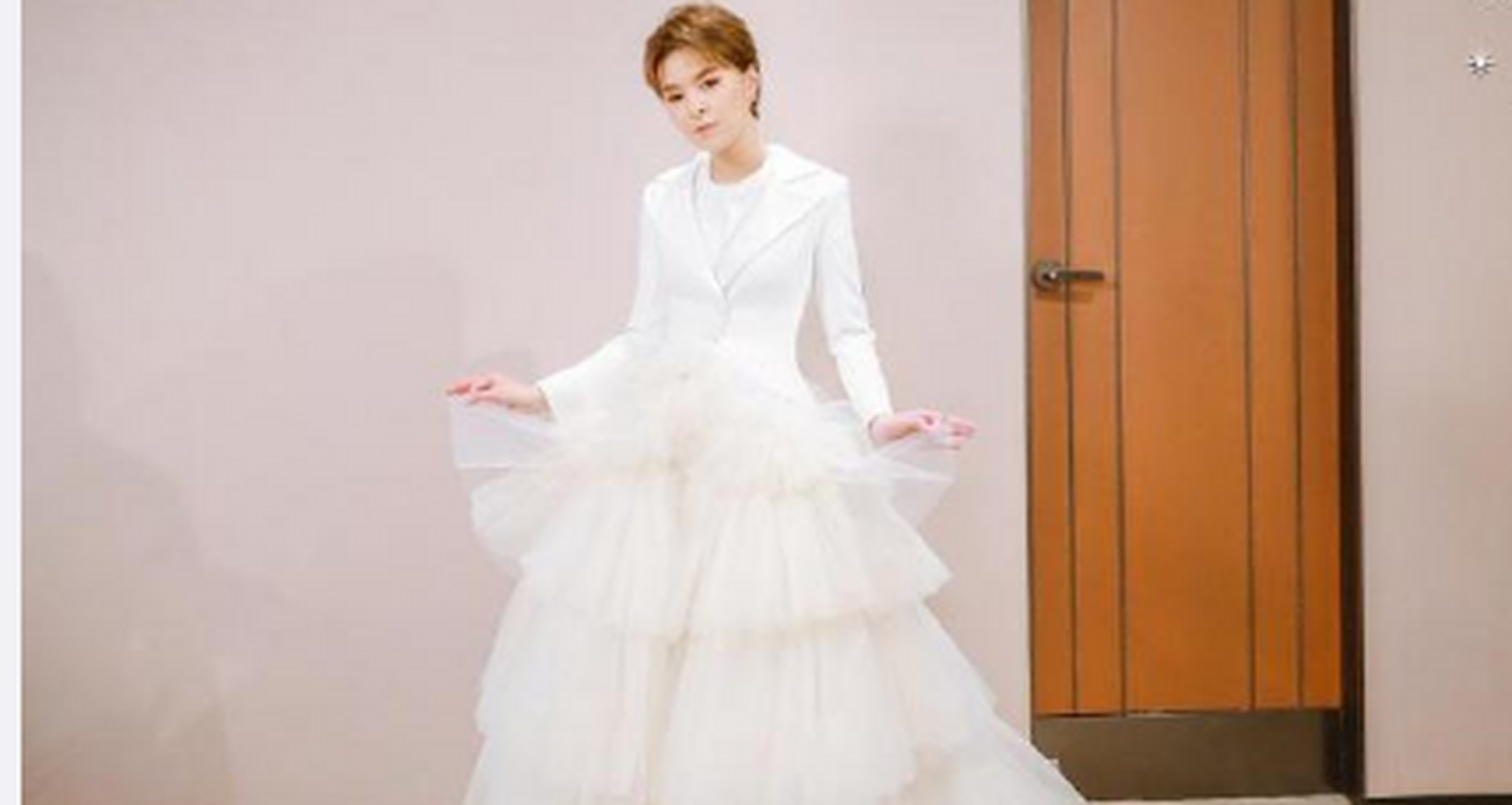 杨芸晴还特地在婚纱里搭配了一个白色打底,英气了不少.