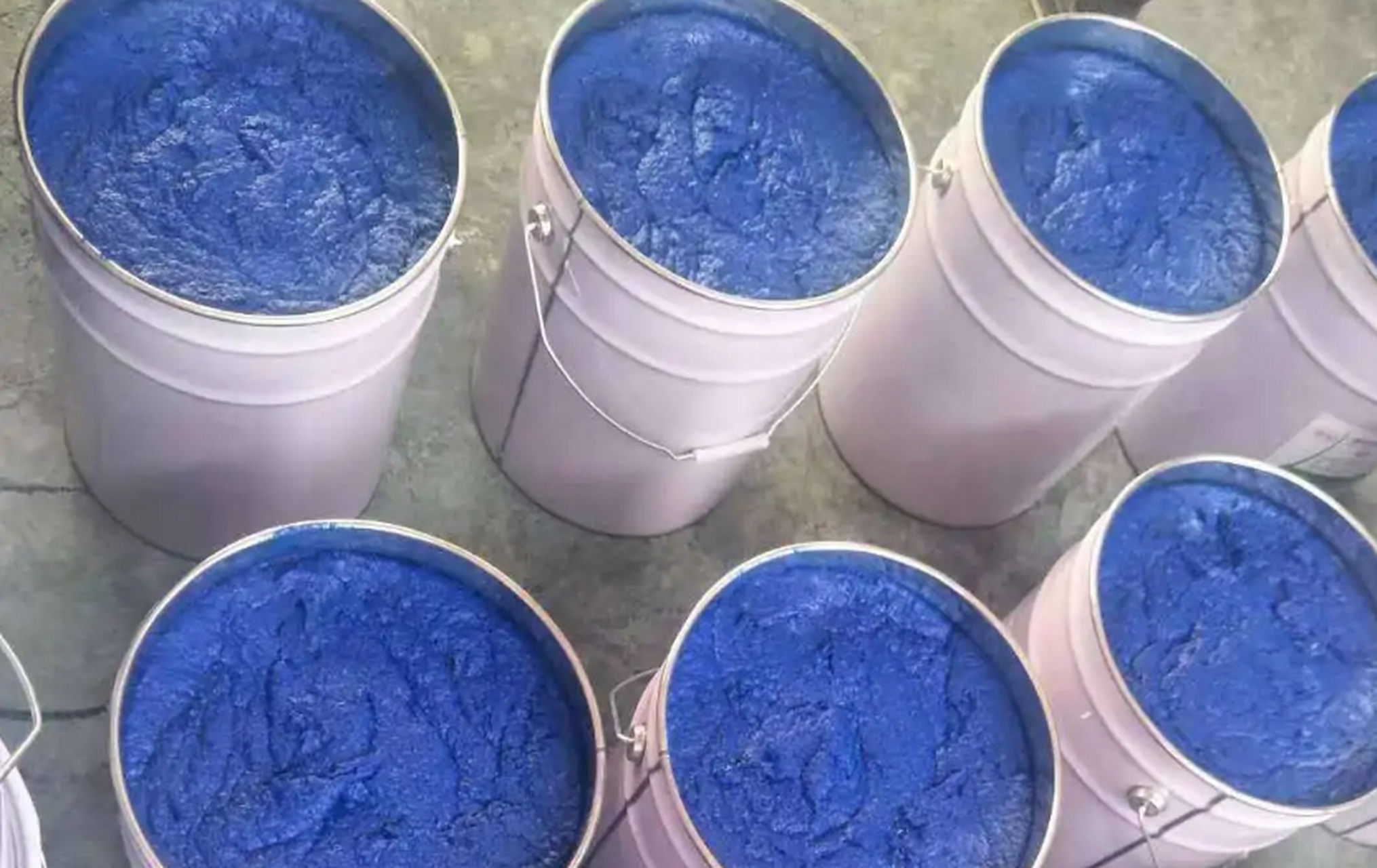 玻璃鳞片胶泥的优点 1,用于防腐领域:玻璃鳞片是生产重防腐涂料,珠光