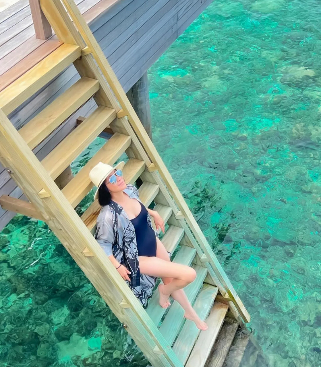 刘嘉玲晒旅行泳装照,身材凹凸有致,事业线抢镜,网友直呼太辣了!