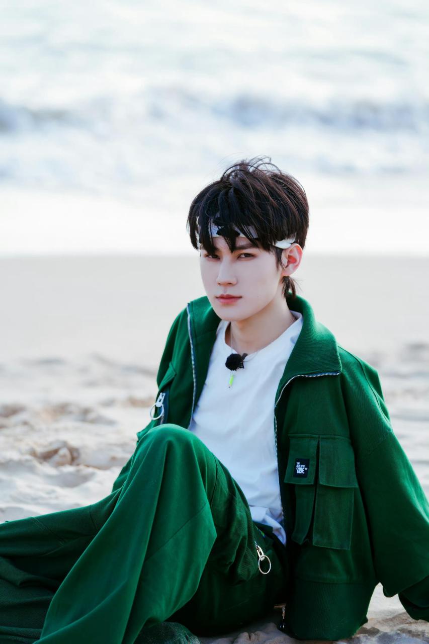 张真源绿色套装花絮照  张真源团综最新花絮照,绿色套装 发带造型