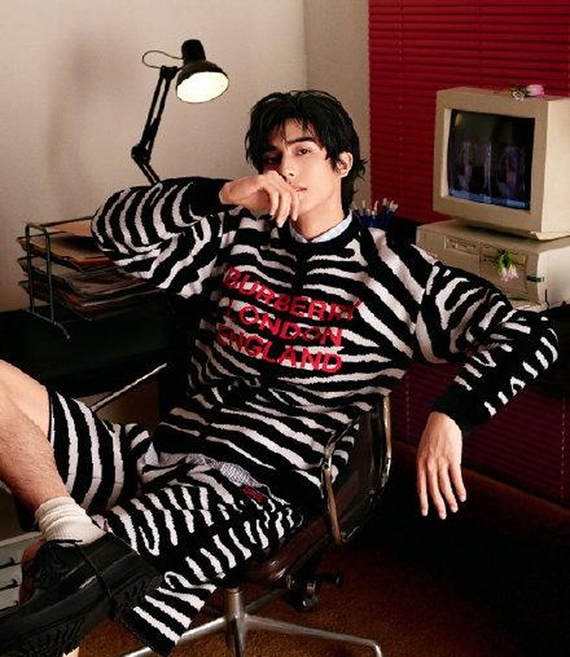 宋威龙解锁新青年时尚杂志,斑马纹针织衫搭配同款短裤,连腿毛都充满
