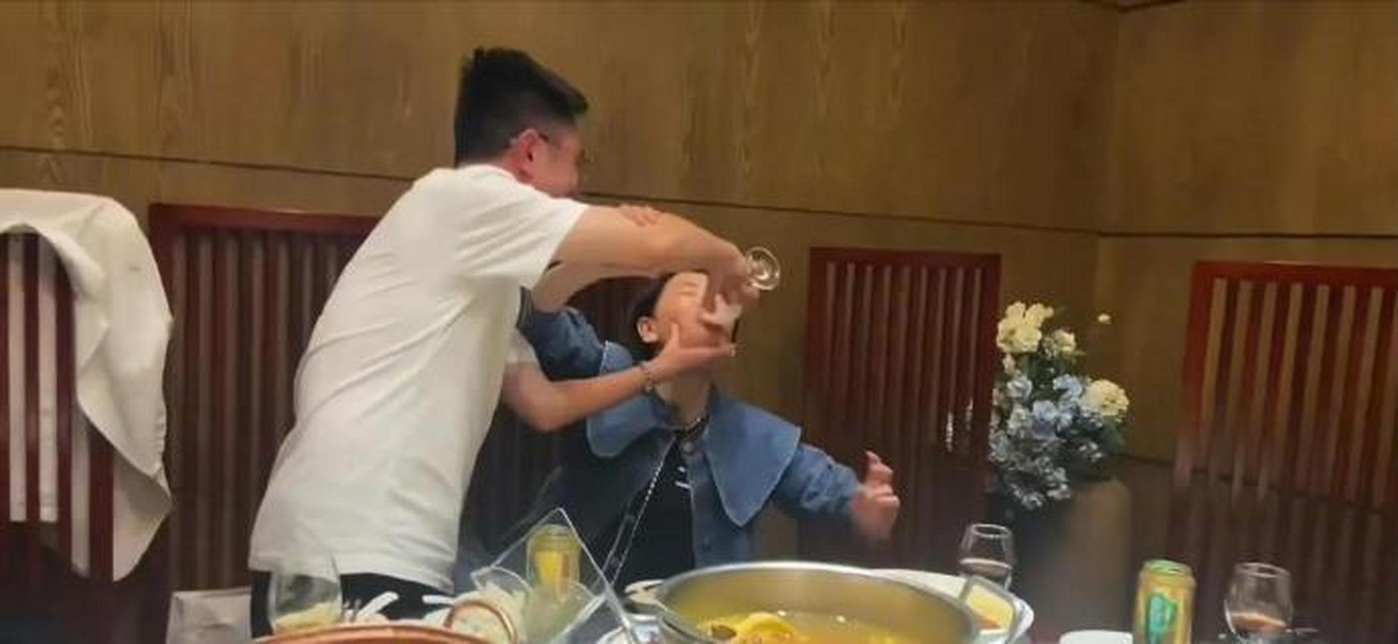 【 男子举报妻子被上司带到酒局遭灌酒  浙江一地纪委工作人员:调查中