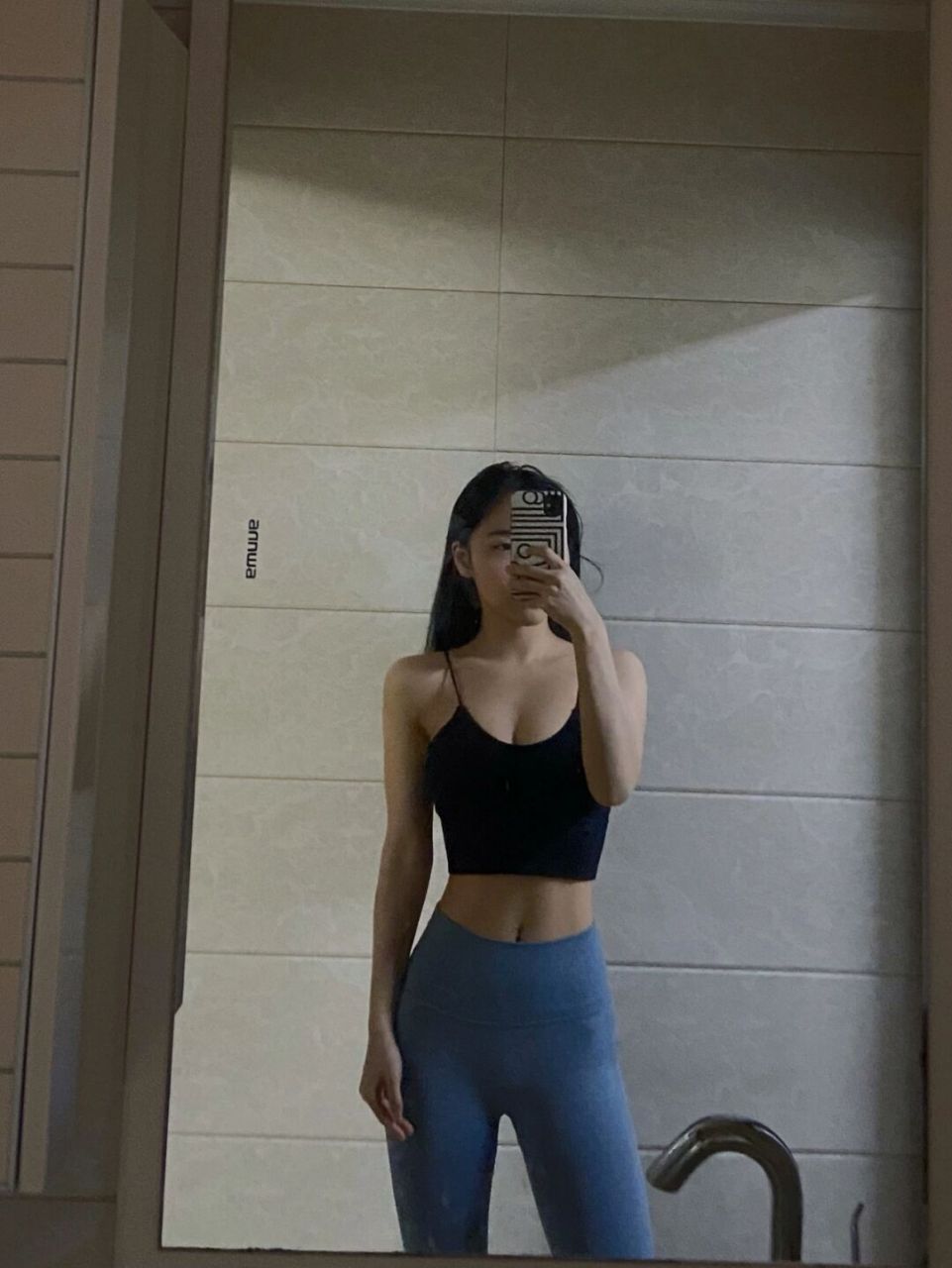 她名叫tracy le,是一位来自越南河内的小姐姐,目前是一名健身教练和