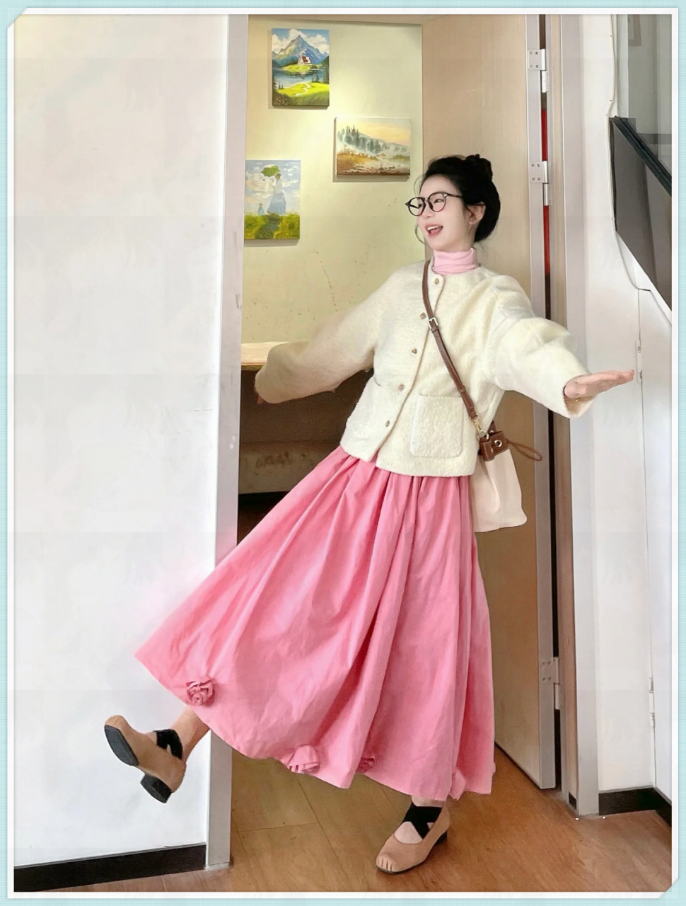 奶霜树莓粉 秋天也爱亮色系  秋日里,奶霜树莓粉半裙的亮色系搭配真是