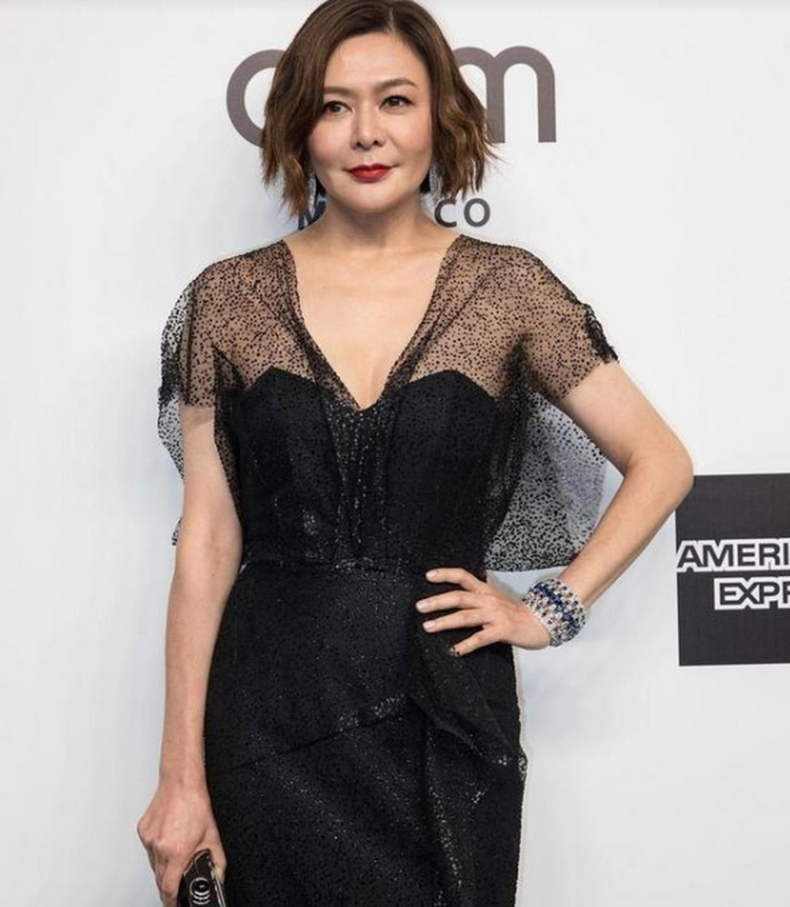 57岁关之琳,烫了短发穿深v领连衣裙,笑容灿烂,无比亲近,自然可亲.