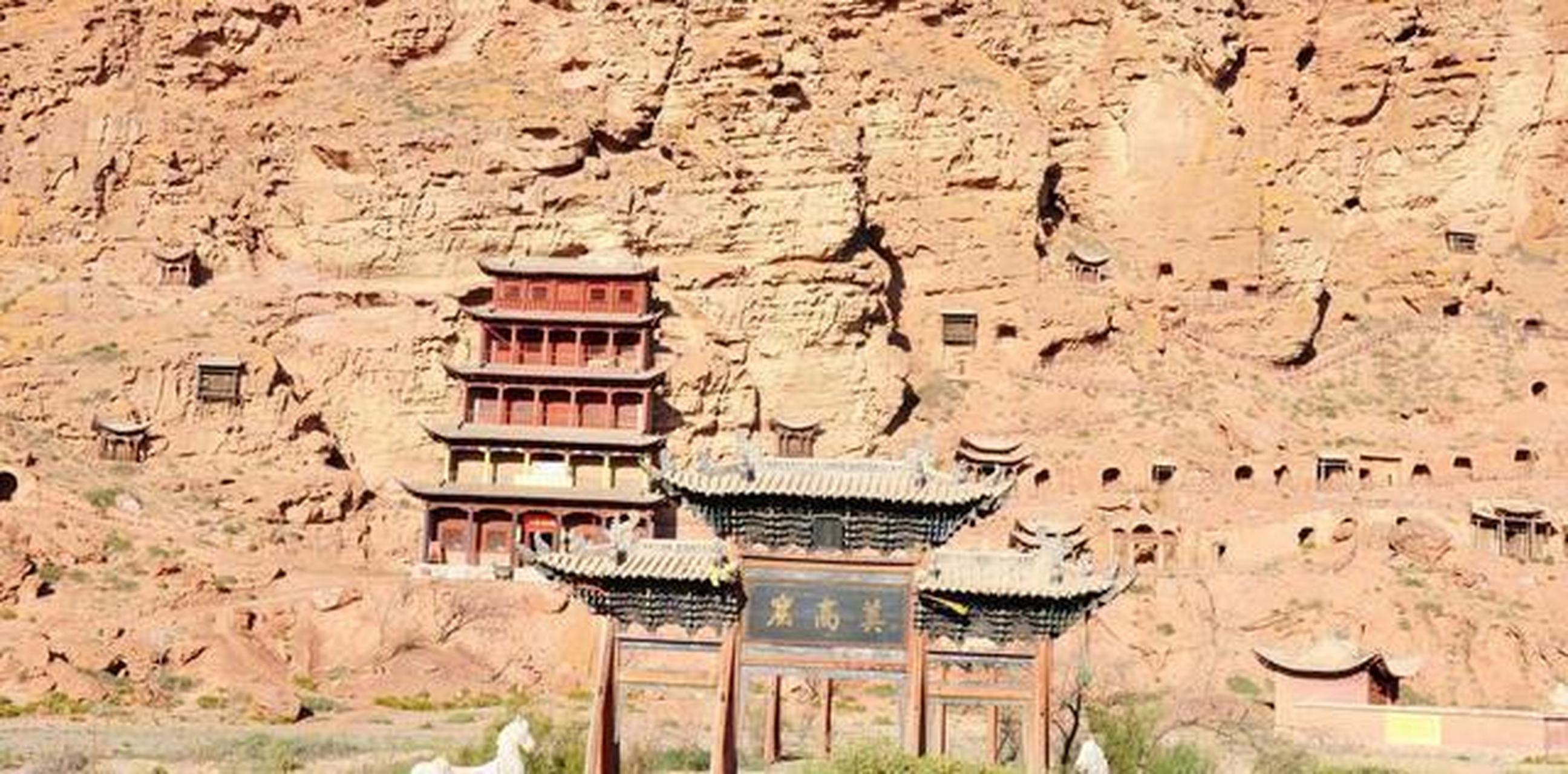 莫高窟位于甘肃敦煌,是一处举世闻名的古代文化遗产.