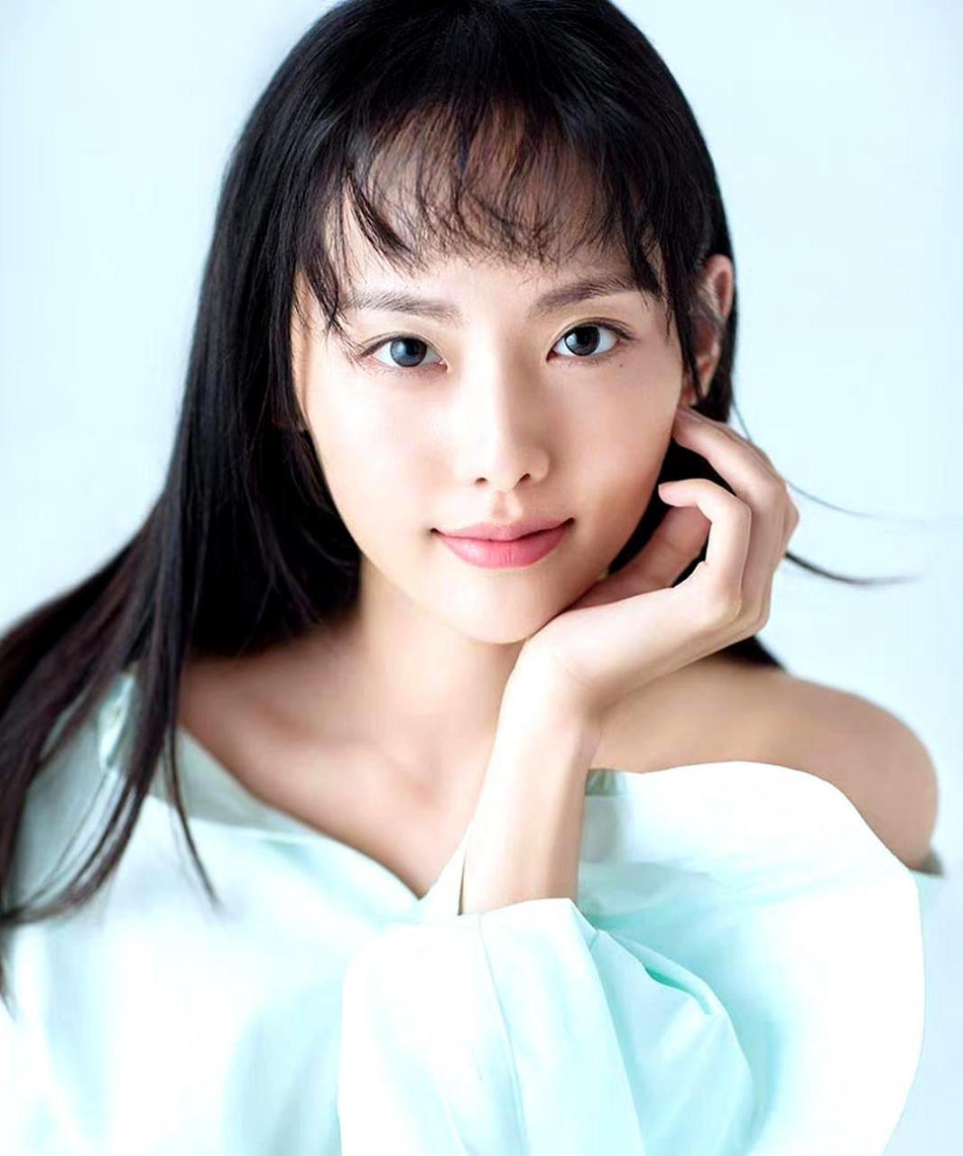 张嘉倪的齐刘海造型自然清新,散发出清纯的气质.