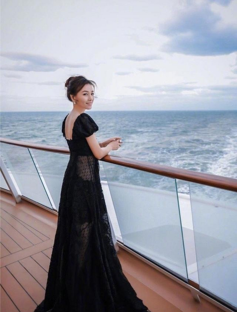 香槟色的服饰在出席派对时也是一个很好的穿搭方式,张庭穿着一款香槟