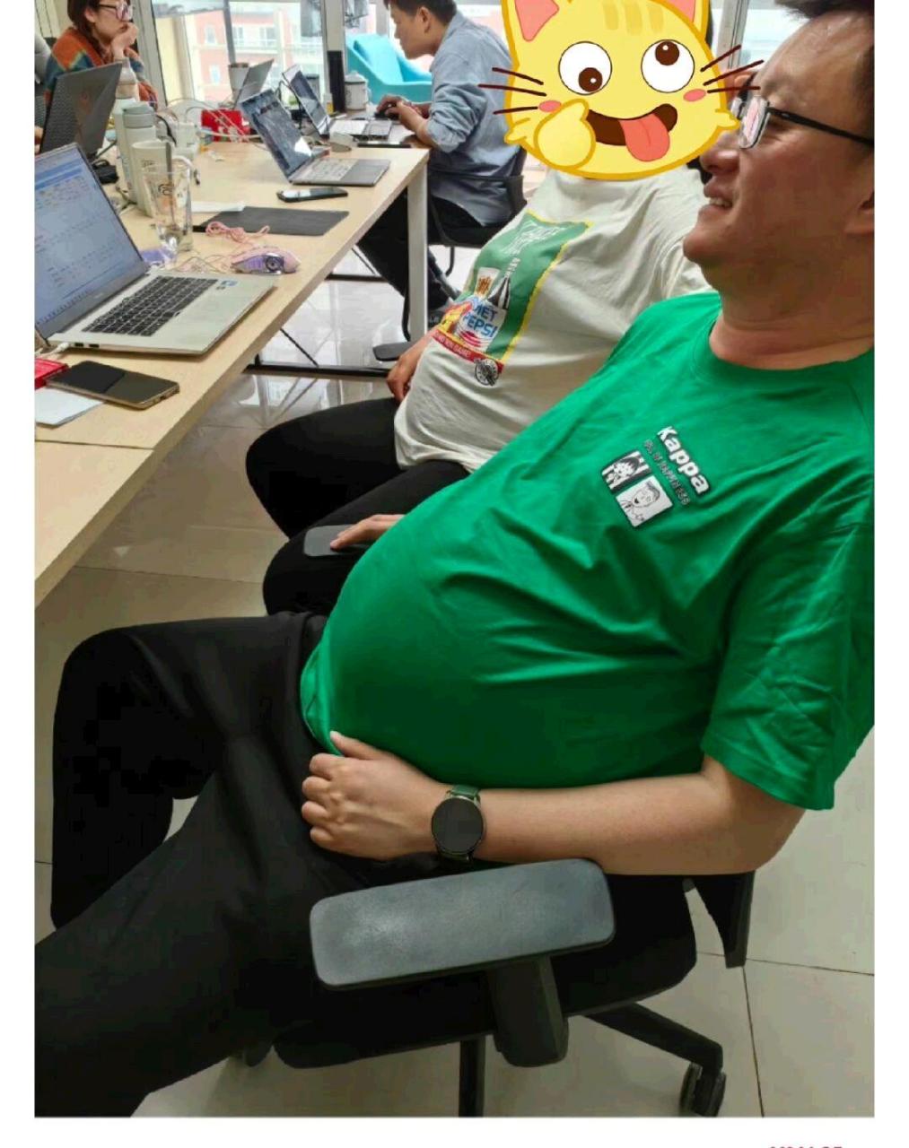 办公室里的男人肚子比我怀孕时还大