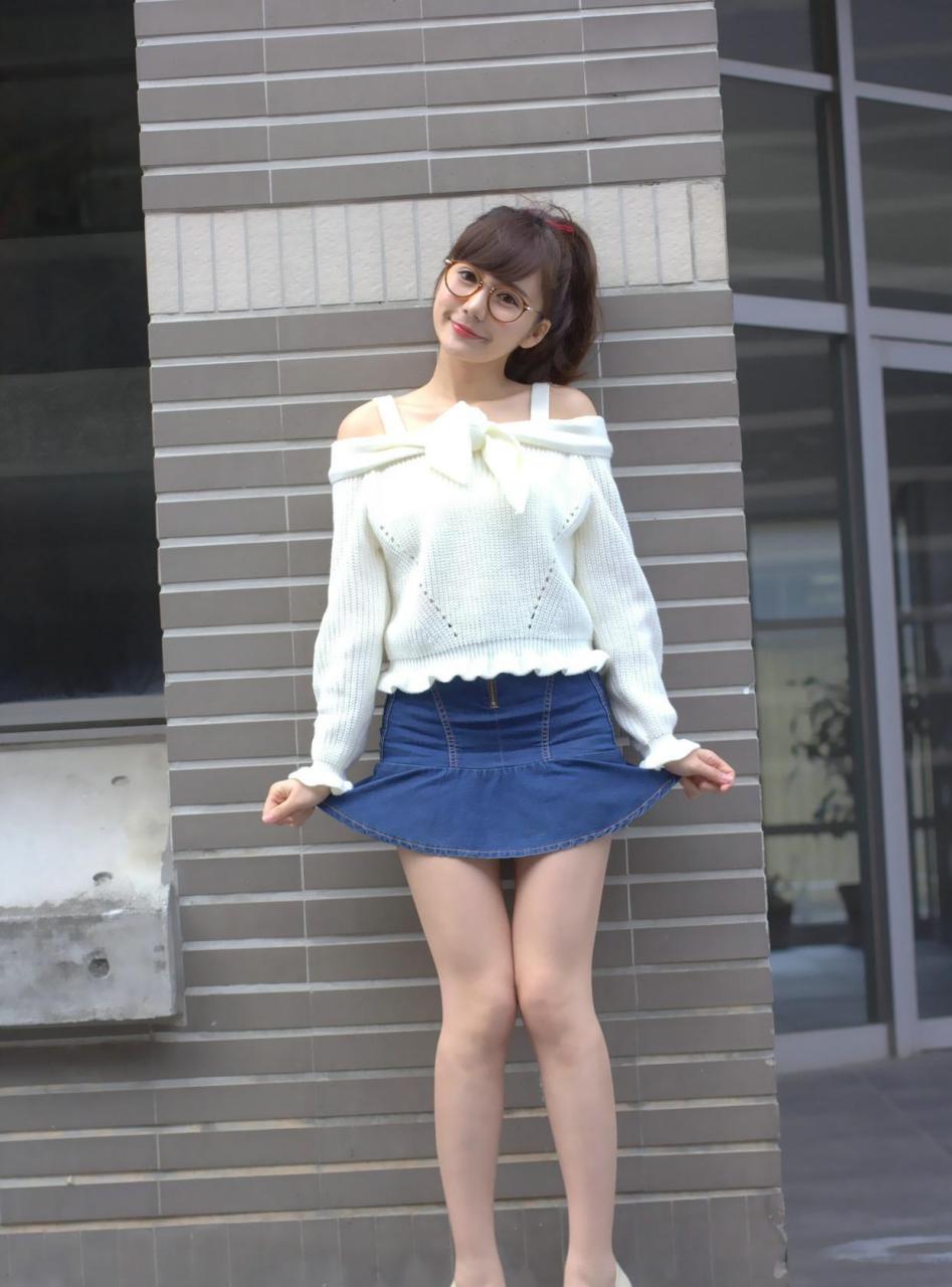 户外人像摄影美图,带着圆框眼睛的青春靓丽女孩.