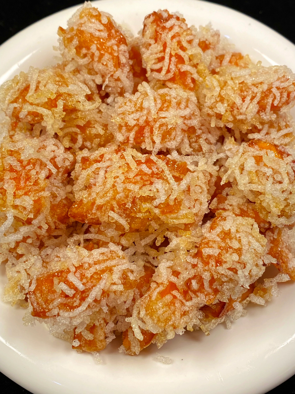 没想到粉丝炸出来这什么香,配上地瓜外酥里嫩的口感,一口一个好吃停不