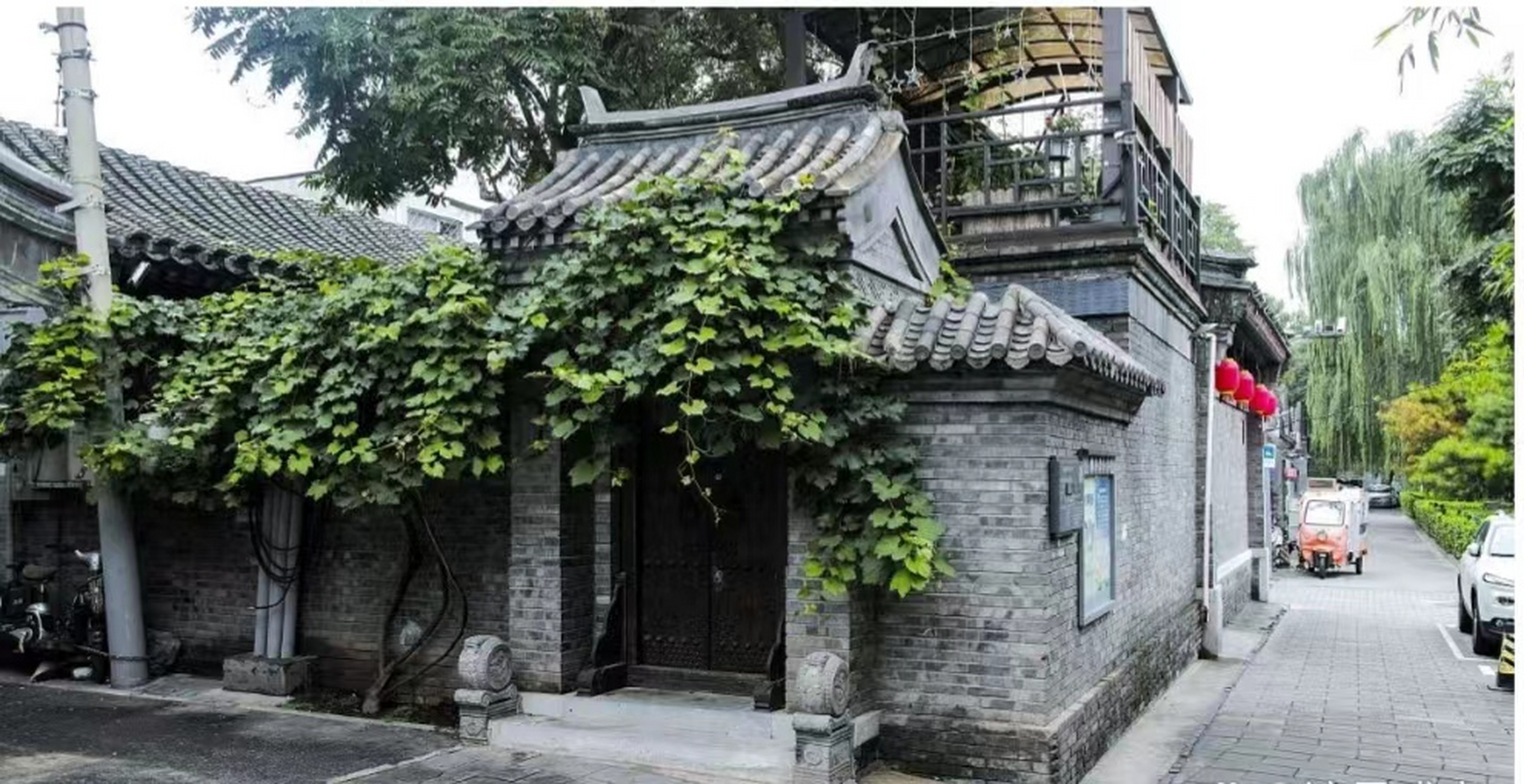 当初在拍完《萧十一郎》的时候,于波花了260万在北京购买了两套四合院