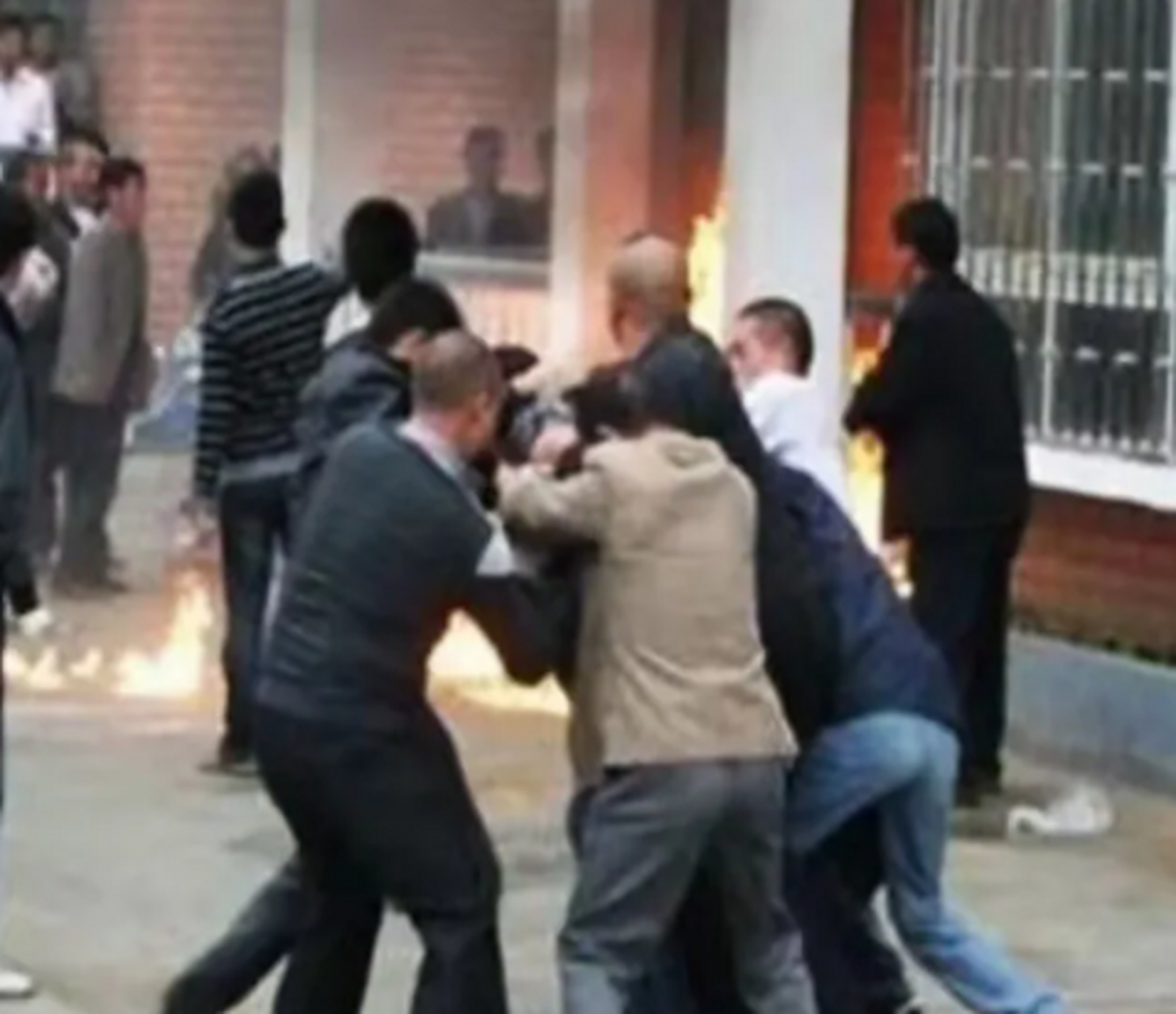 2000年的6月份,榆树第一把大哥徐大伟在这办公室坐着喝茶,突然间来个