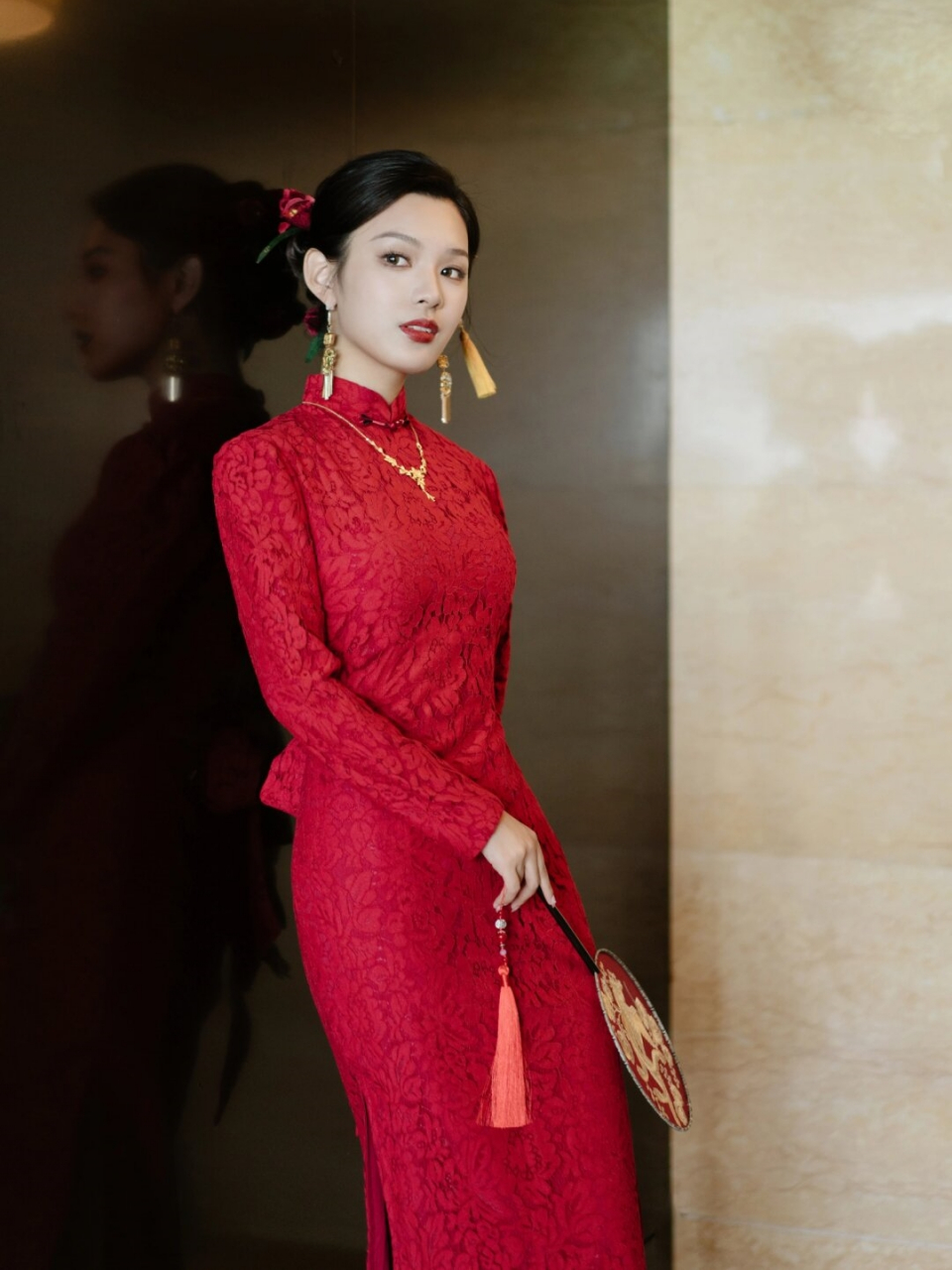 旗袍  由于胳膊上的肉,我选择了长袖,但金色首饰的搭配让整体造型更加