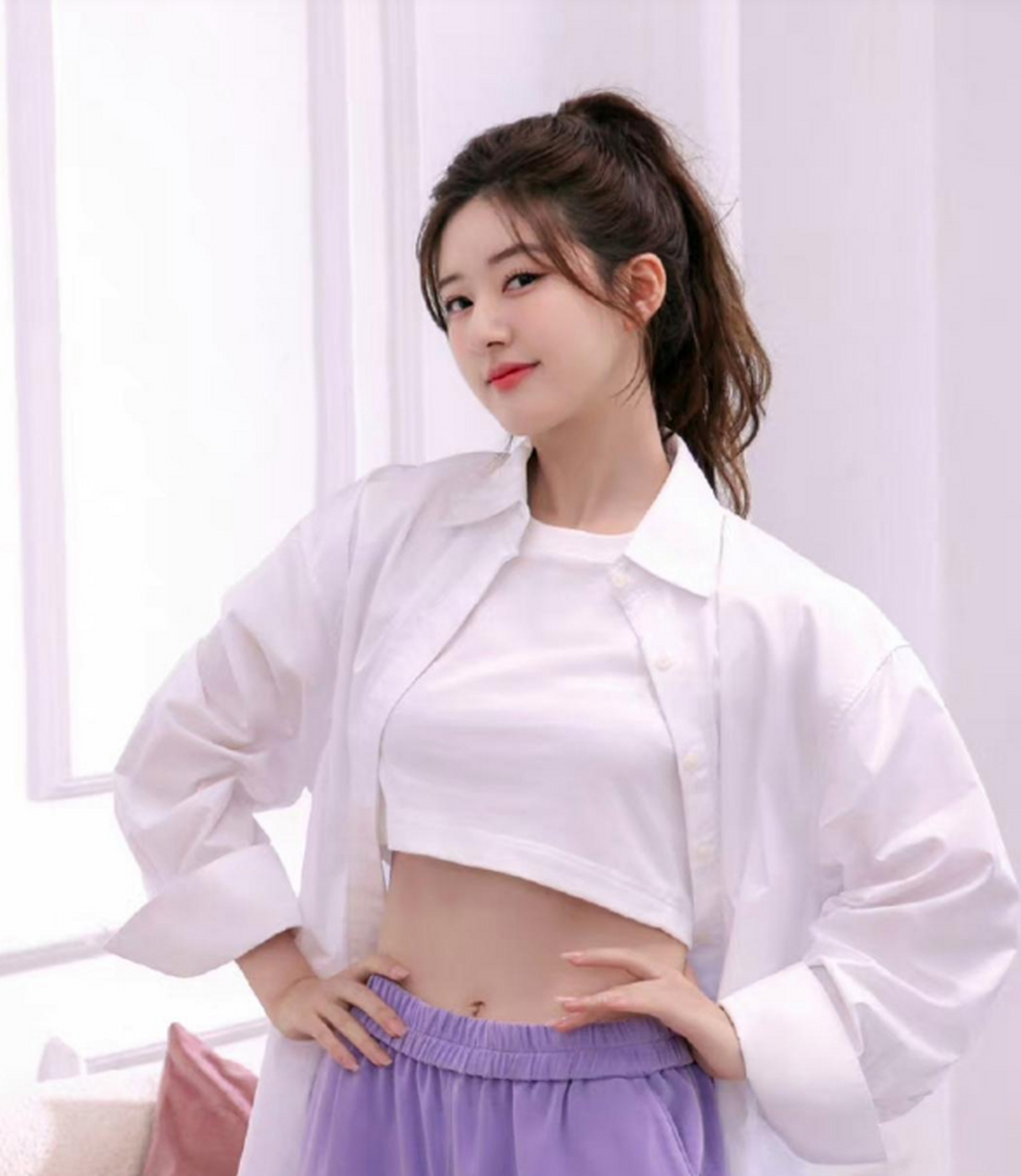 赵露思接新代言,梳着高马尾的露思特别有元气,苗条外形让人羡慕.