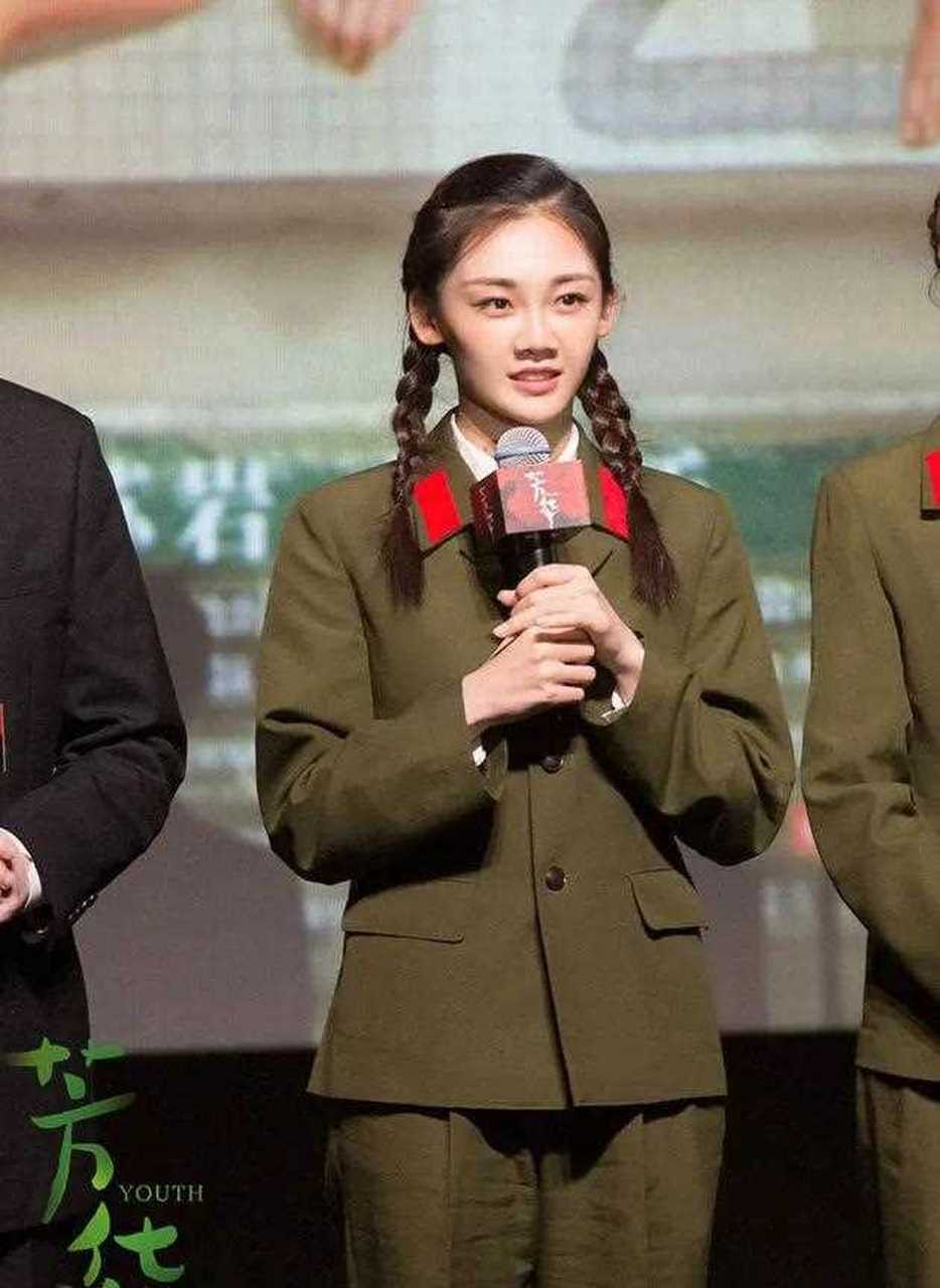 当年,冯小刚在《芳华》选角时,00多名美女前来试镜,冯小刚直言:"那些