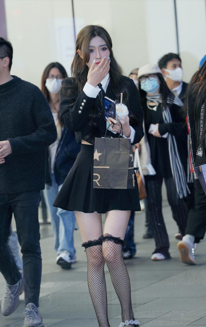 小黑裙渔网袜,小姐姐的身材苗条真好看