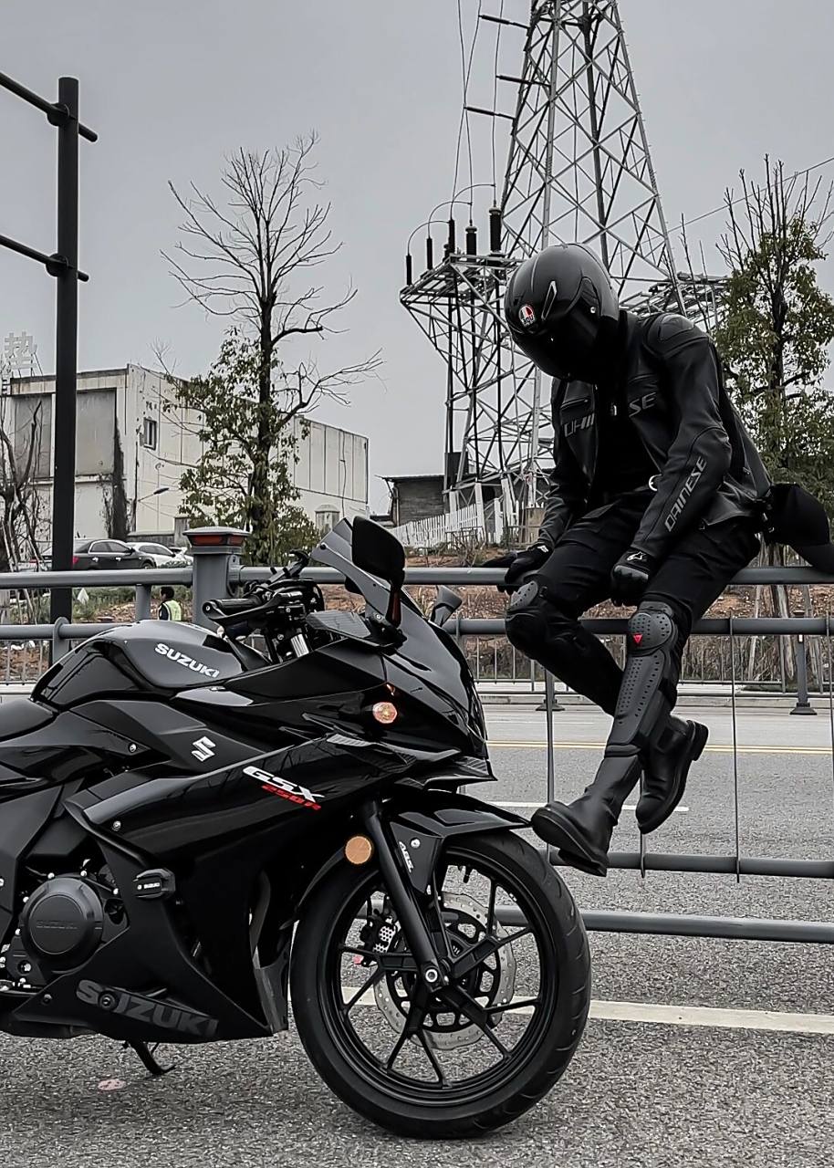 机车男孩:追风逐电的狂热骑士  我不太擅长恋爱或社交活动,但我仍然