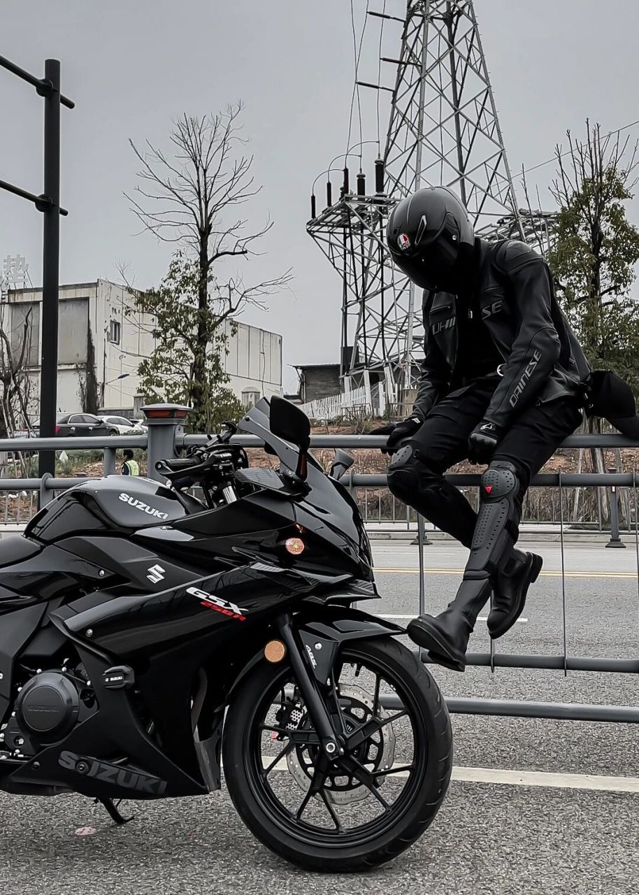 机车男孩  无所谓啦,我不太会爱,社交也不行,一个人到处走走,吹吹风