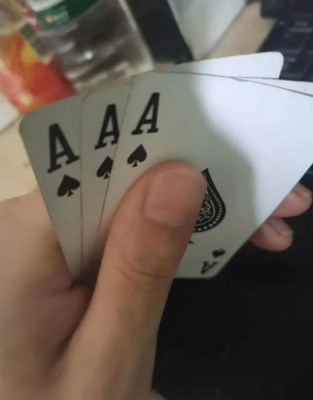 六七个人玩炸金花,我拿三个a咋办?