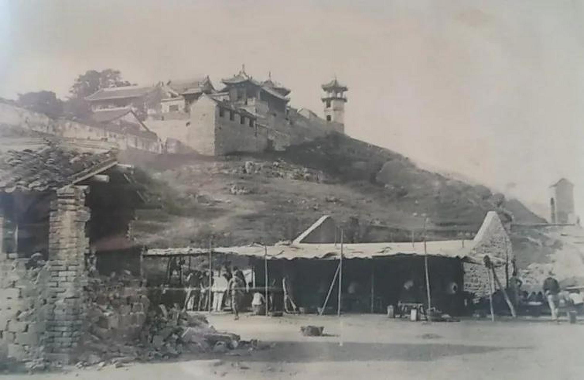 这张老照片是民国时期在山东省蓬莱阁拍摄的.