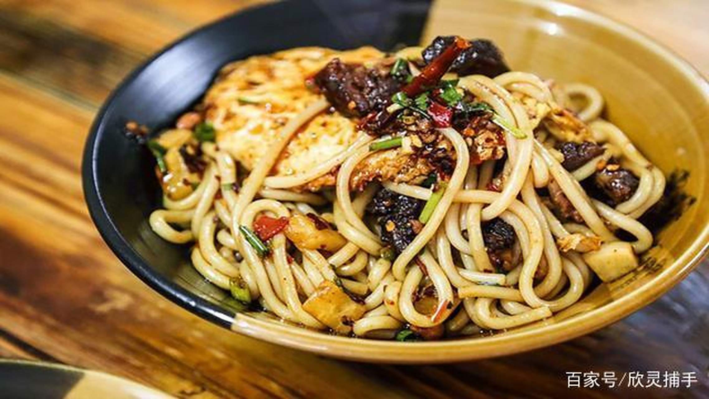 怀化米粉以圆粉为主,有粗细之分,多为不放汤的干挑,口味偏重.