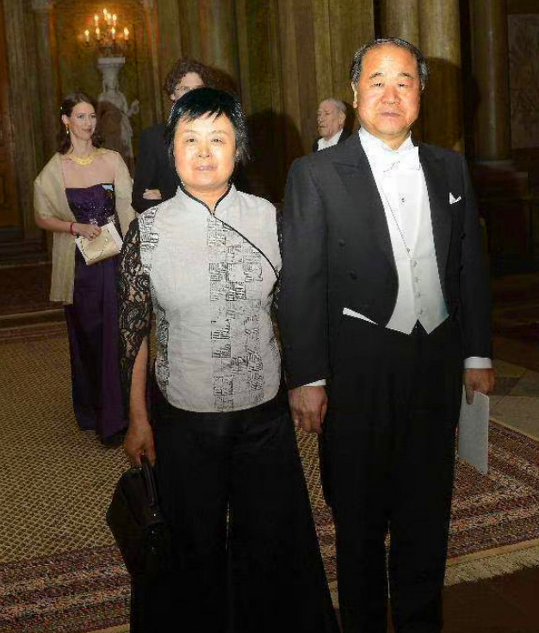 这是作家莫言与妻子杜勤兰,多有夫妻相.
