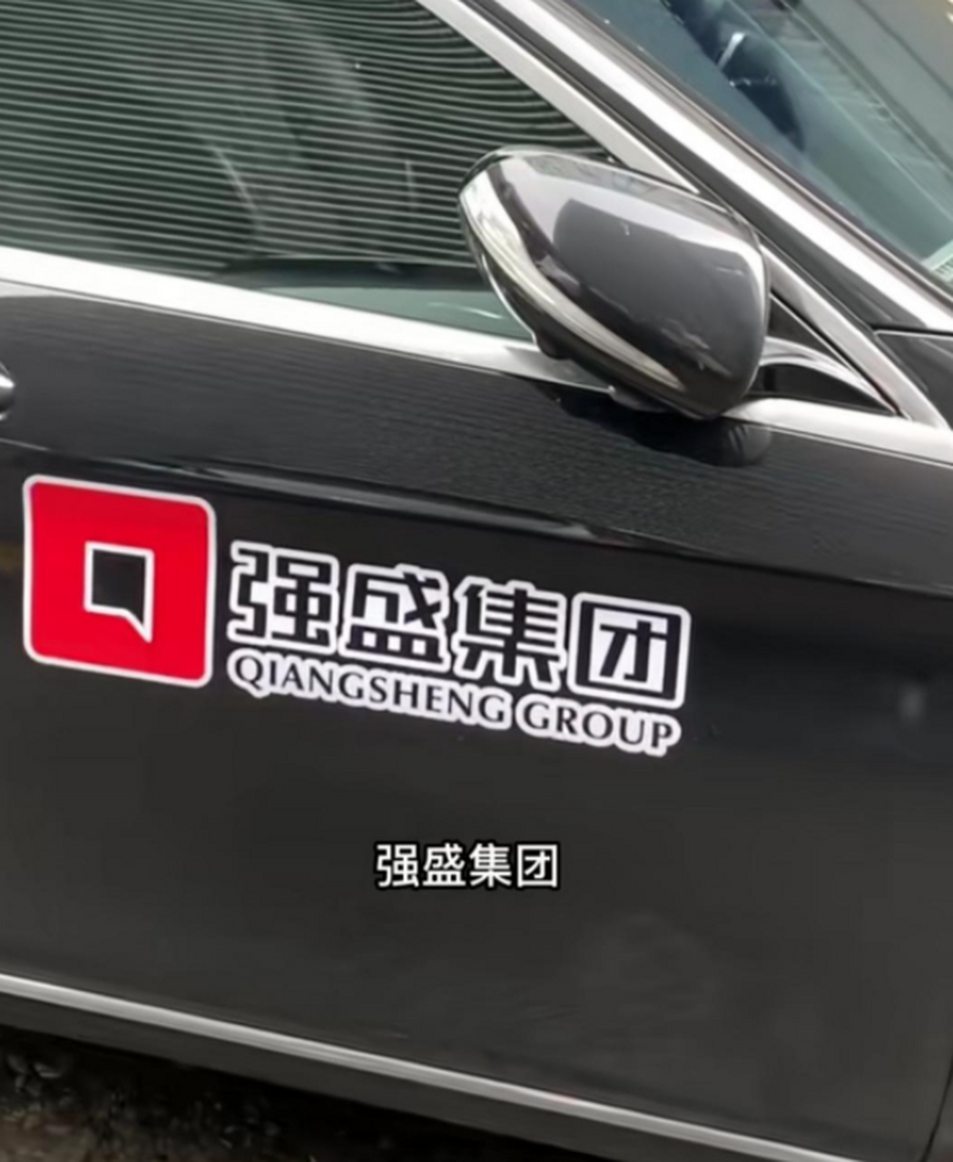 黑色的是我的車,我的車被這輛車擋住了,我想打電話讓他給我挪車,我一