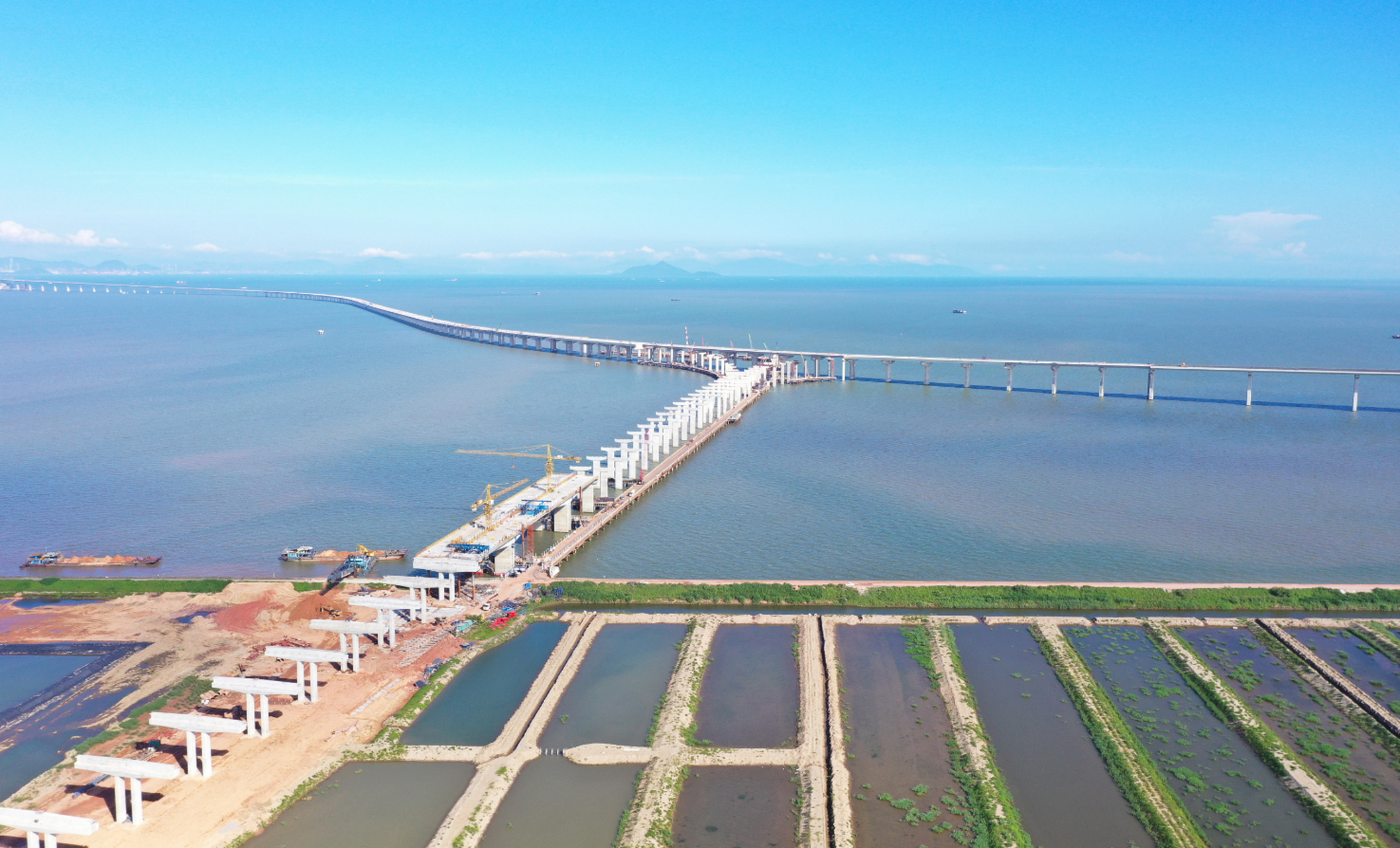 南中高速万顷沙跨海特大桥主桥顺利合龙  5月30日,南中高速项目万顷沙