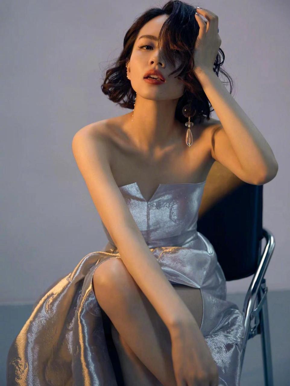 刘惜君身着一袭极简裁剪的抹胸长裙登上《天赐的声音