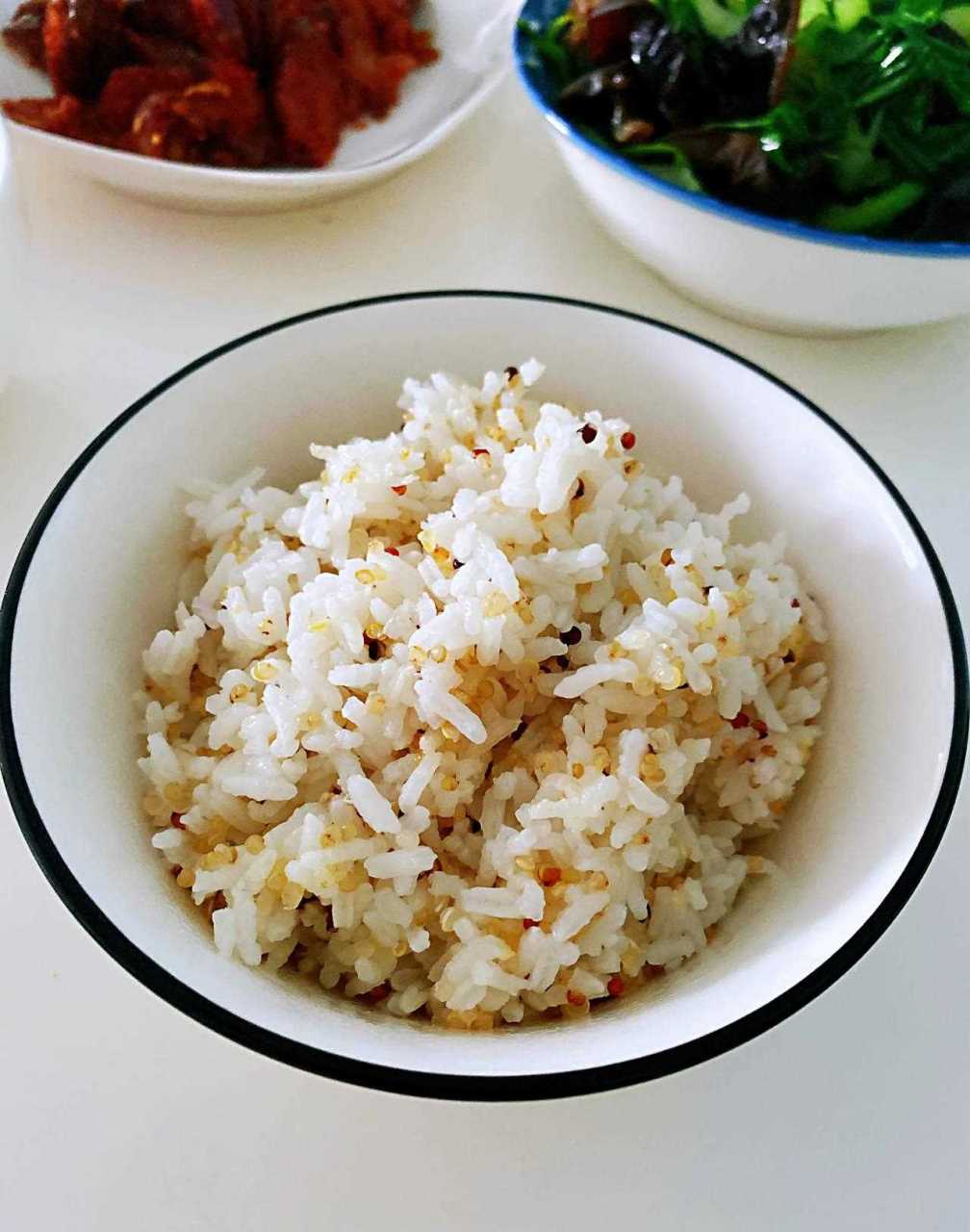 给白米饭加点料,今天依然搭配的是三色藜麦,好吃又好看,让米饭带上了