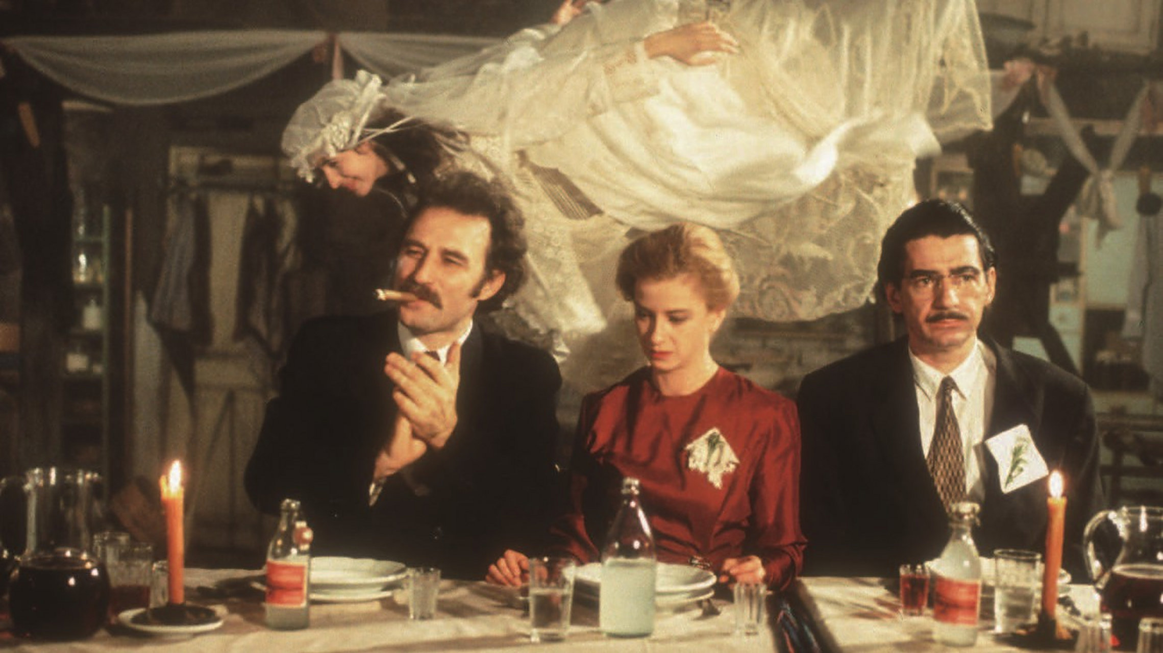 《地下》是由南斯拉夫导演埃米尔·库斯图里卡执导,拉扎尔·里斯托夫