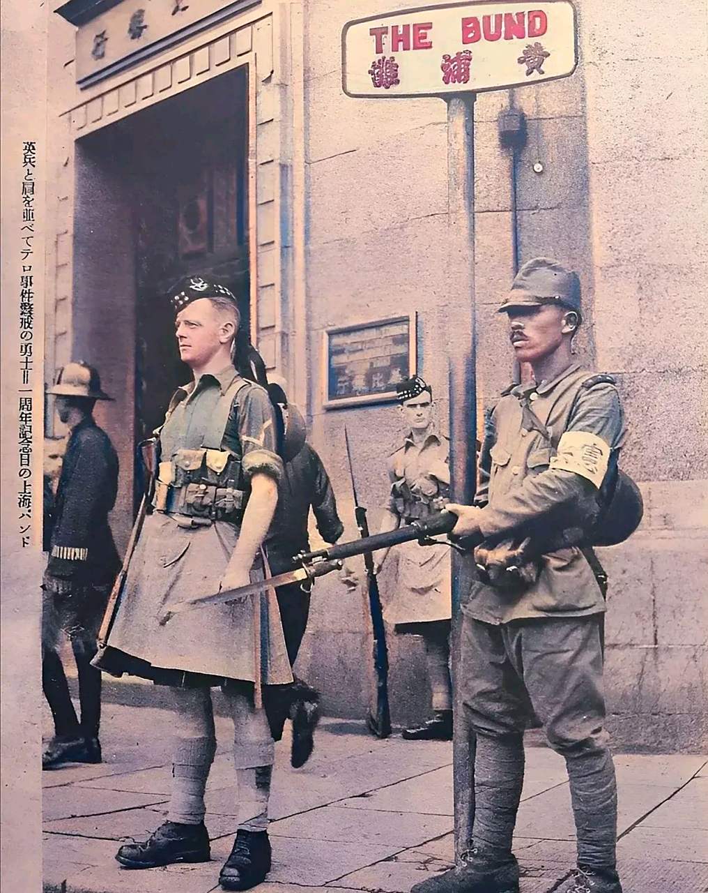 1939年,上海租界,黄浦滩路,两名外国士兵站岗.