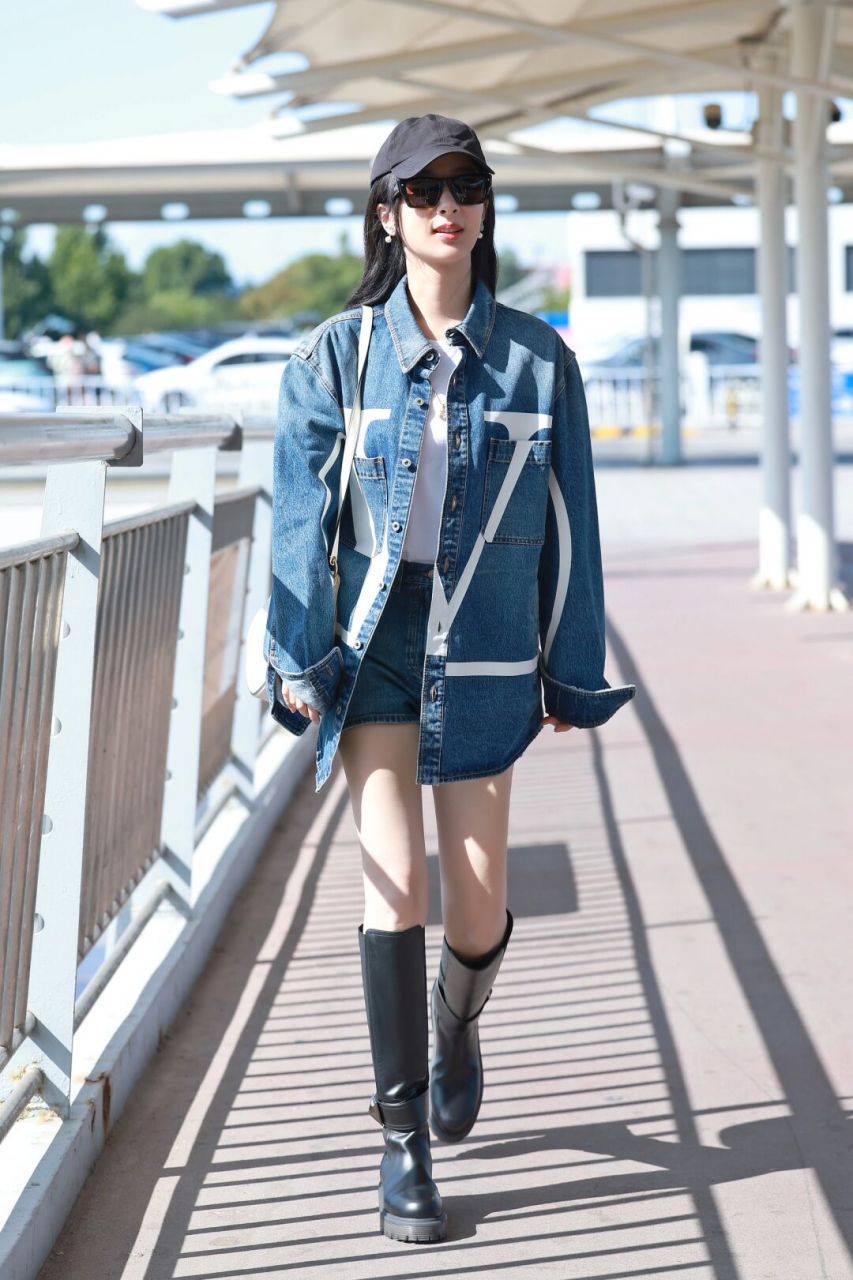 杨紫同款牛仔衣#valentino  杨紫身着vlogo牛仔夹克现身机场,搭配全新