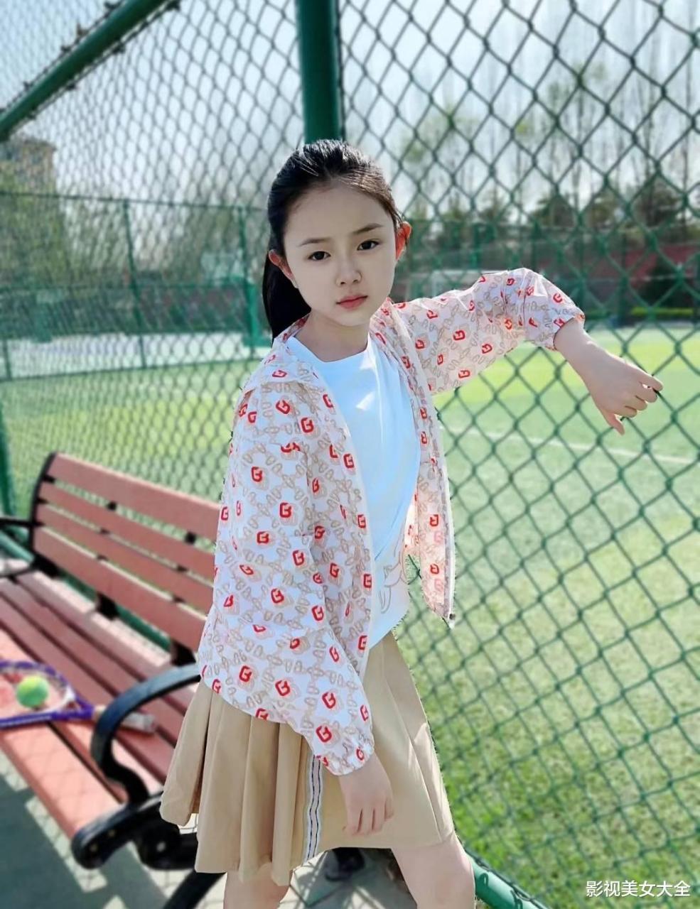 烧烤店老板的女儿,初三文艺委员,清纯小巧萌妹子,高颜值小姐姐