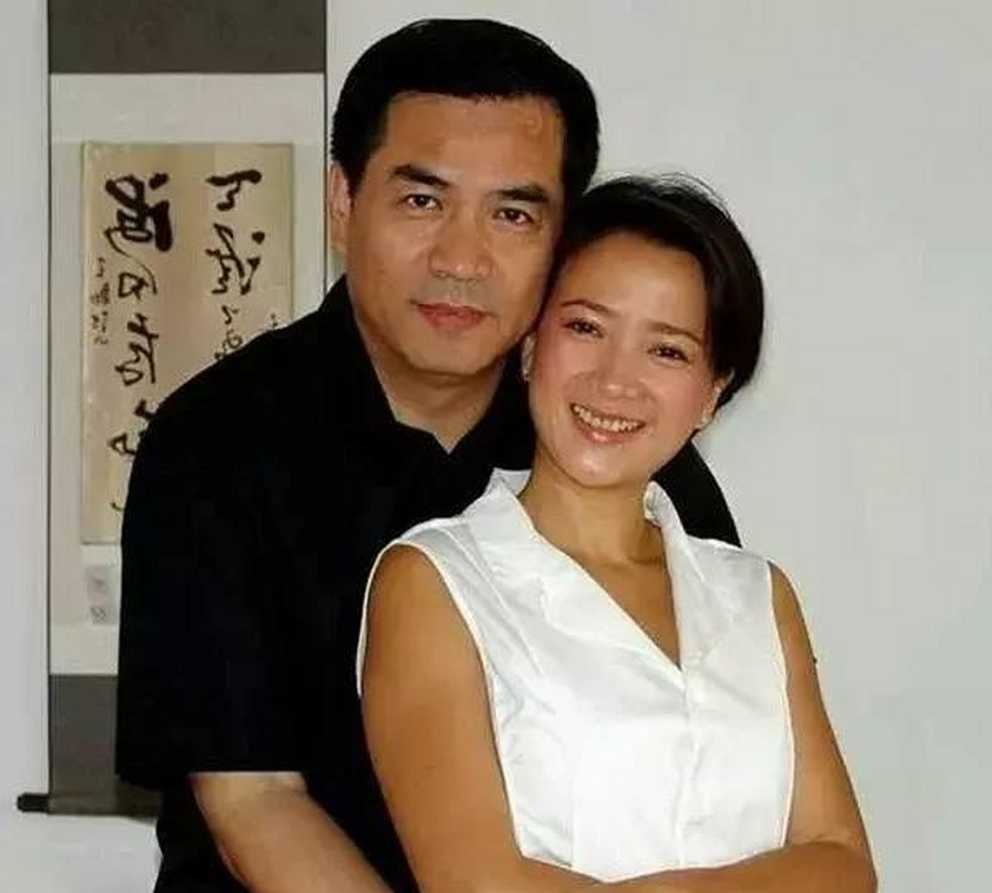 1995年,因拍摄电视剧《风荷怨》,与许亚军结缘,很快就踏上了婚姻的