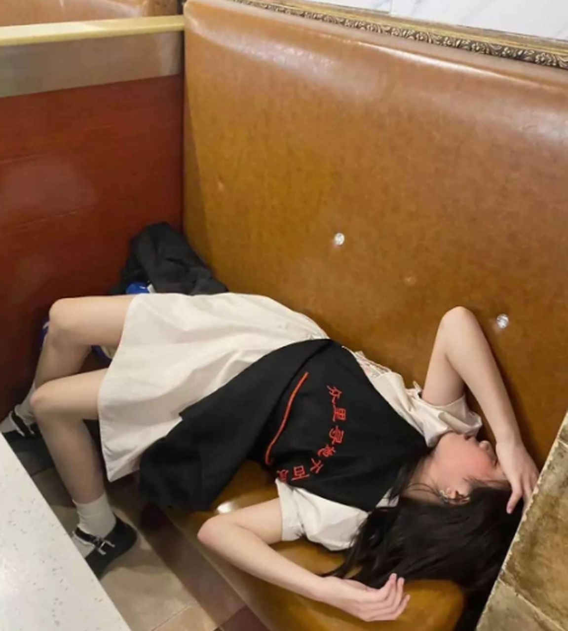 第一次和美女相亲没啥经验,请问喝果汁也能喝醉吗?