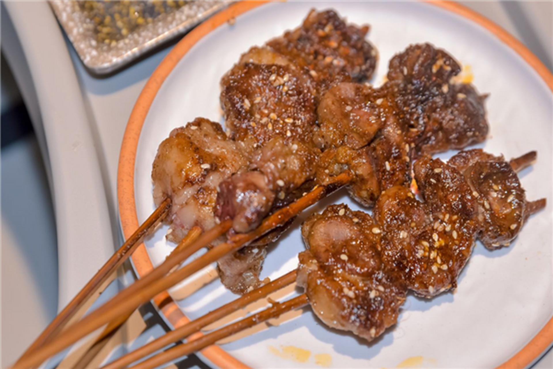 而且羊腰子和牛腰子是两种不同的口味,是非常有特色的烧烤美食,别有一