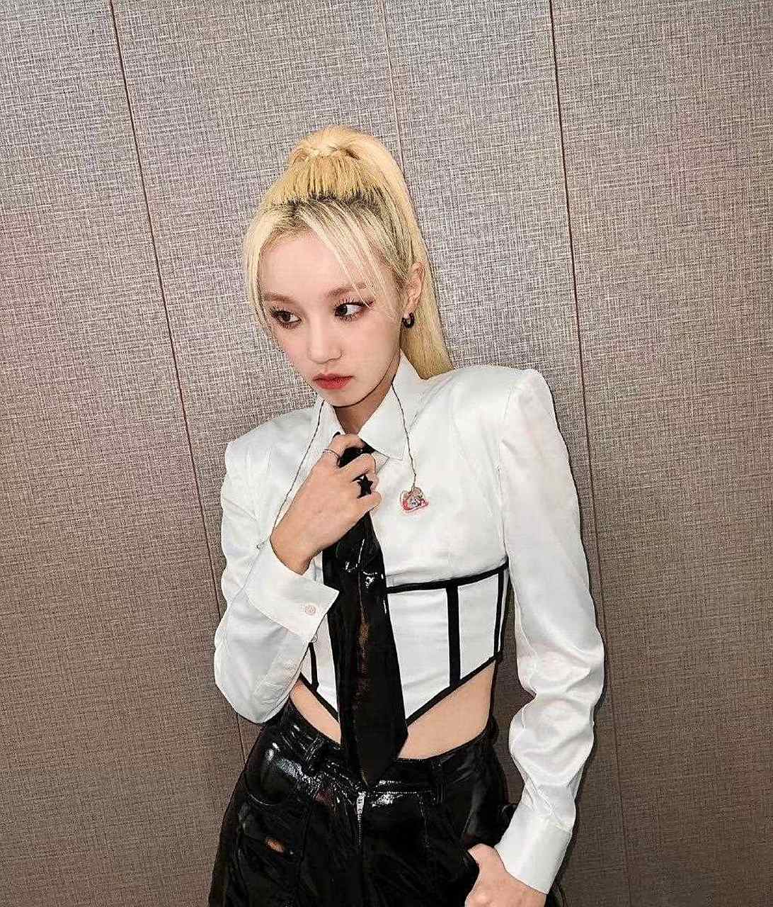 宋雨琦最新九宫格营业照,镂空西装造型好美,金发高马尾黑色镂空西装