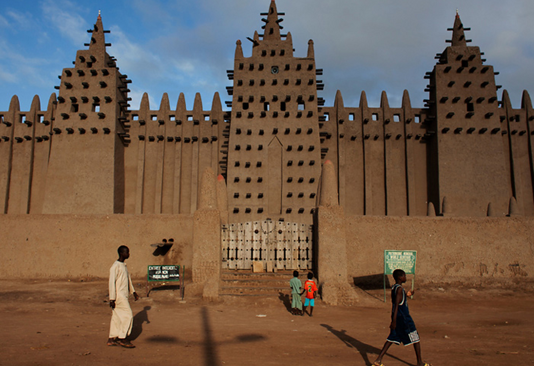 马里武装部队一架直升机在巴马科坠毁  当地时间22日13时10分,马里