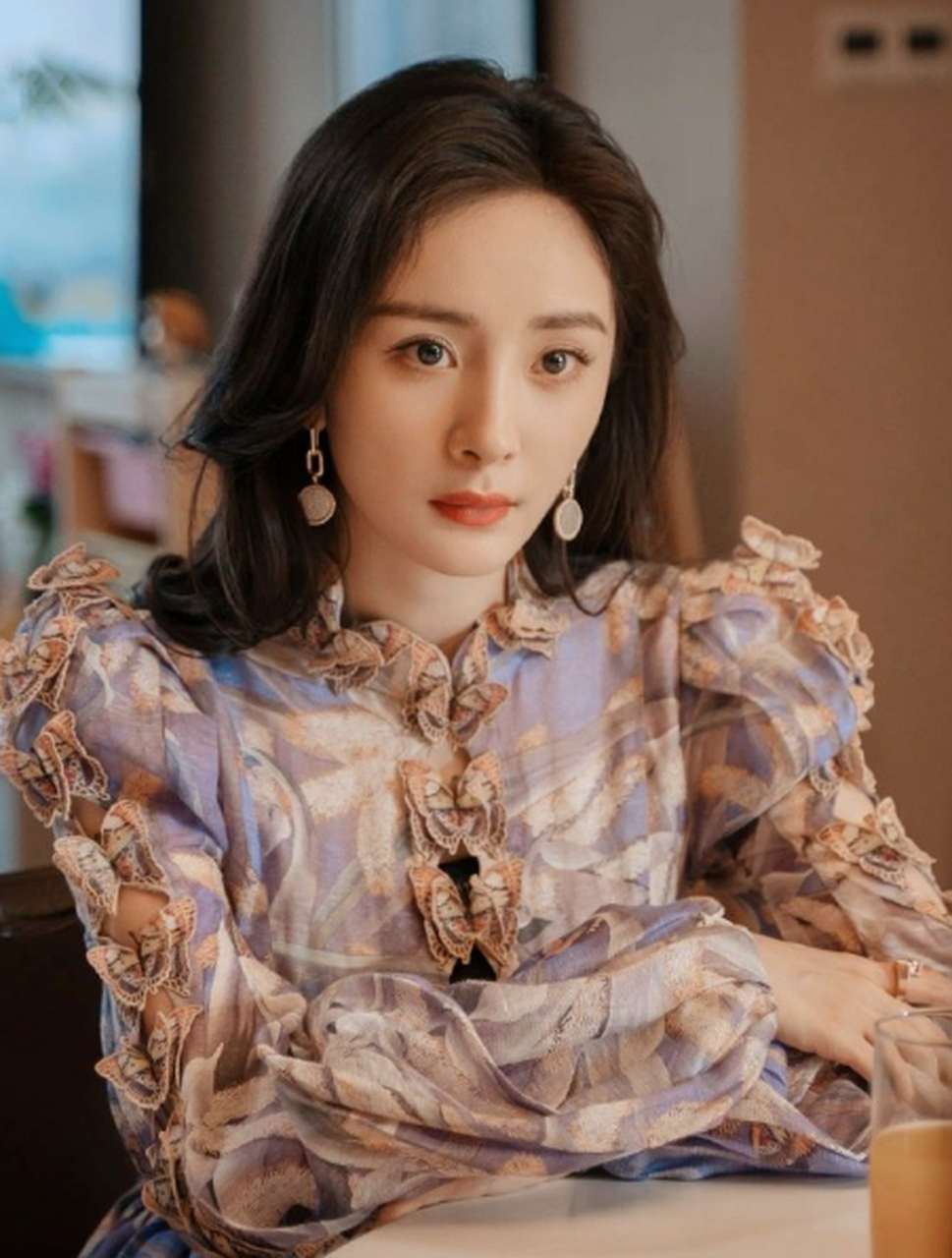 杨幂全家族的孩子很多都考上北大清华,她的伯父是清华的教授,杨幂自称